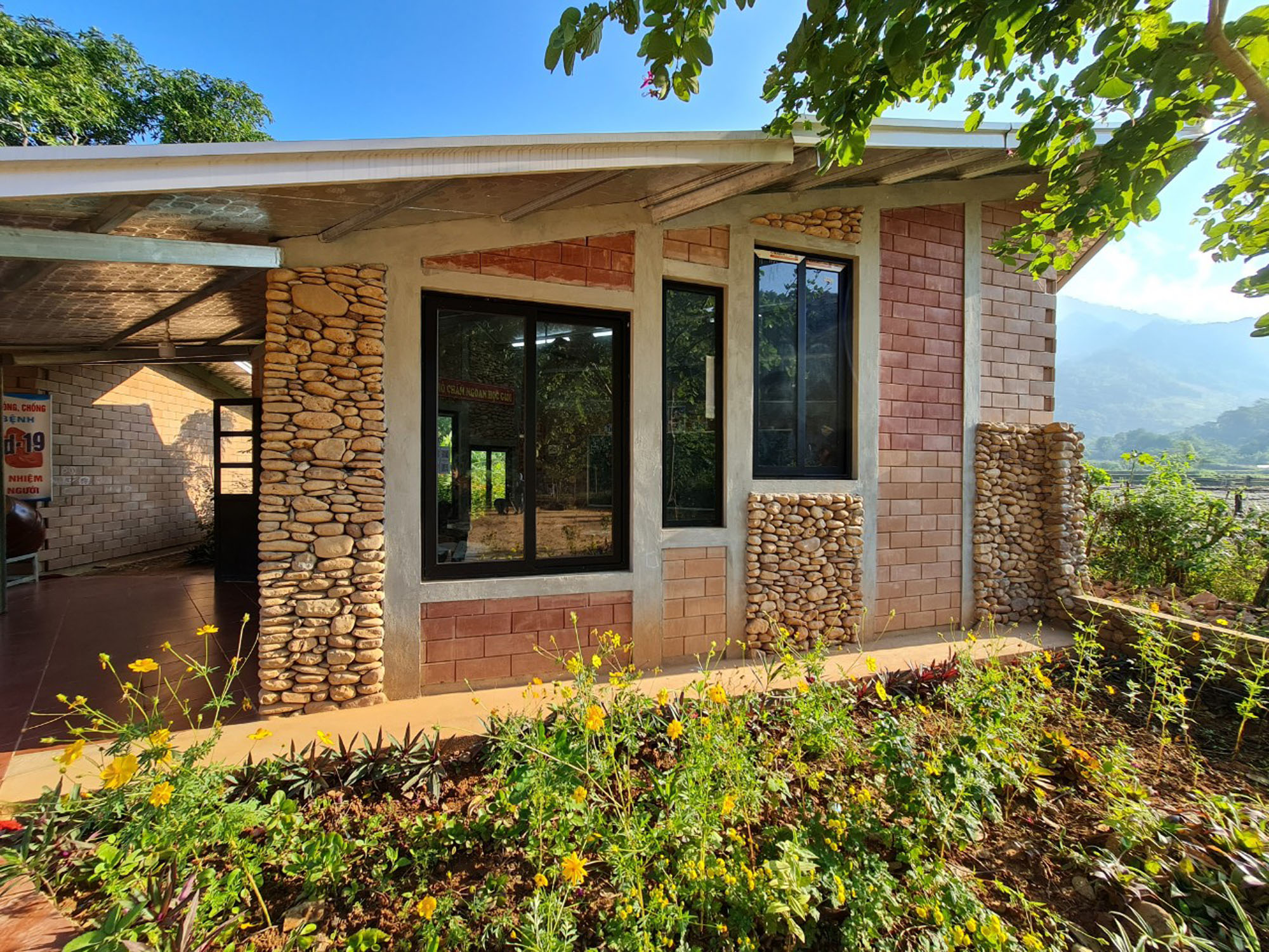 〈ナ・クオン学校（Na Khoang School）〉1 + 1＞2アーキテクツ（1+1>2 Architects）