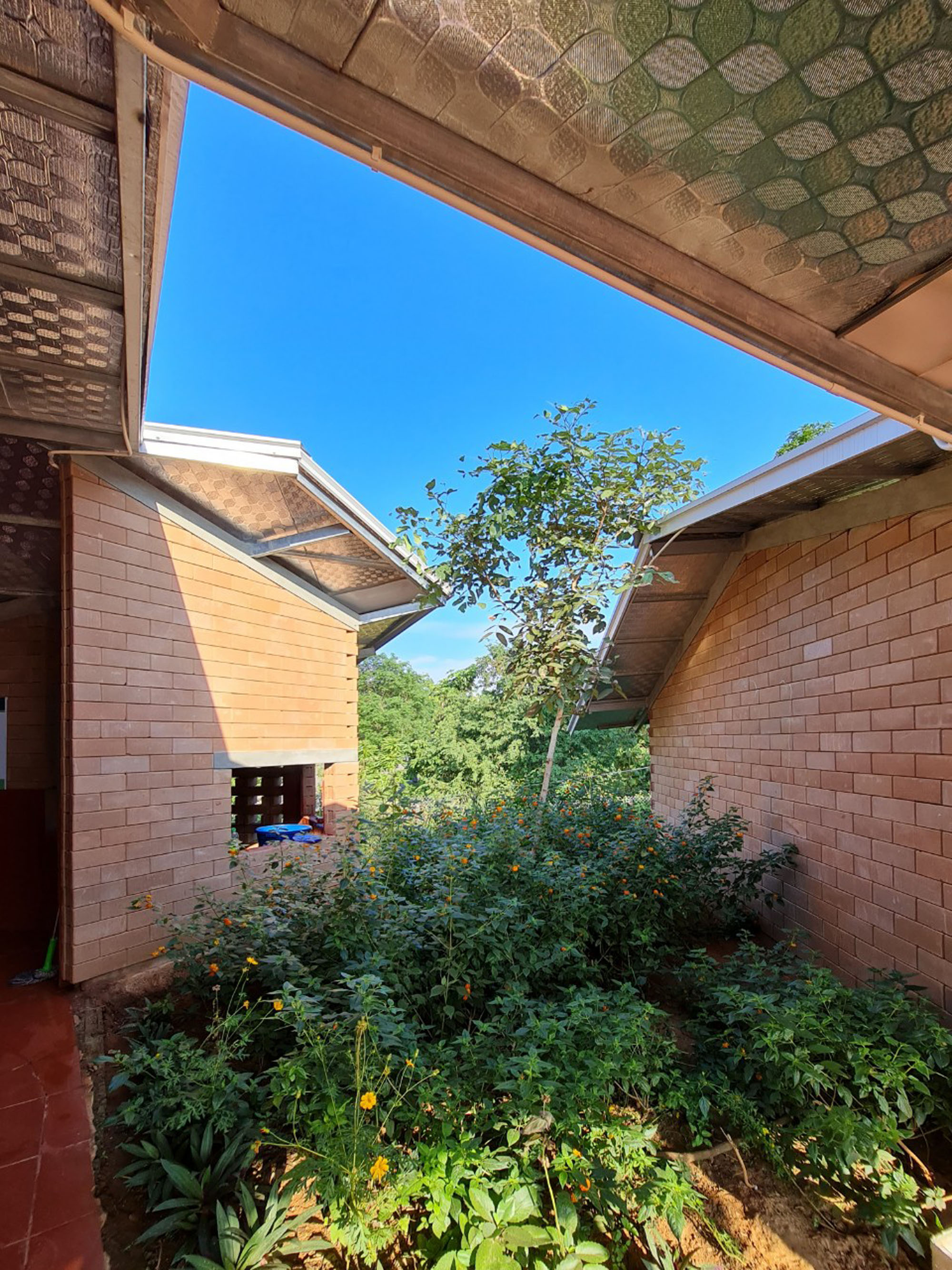 〈ナ・クオン学校（Na Khoang School）〉1 + 1＞2アーキテクツ（1+1>2 Architects）