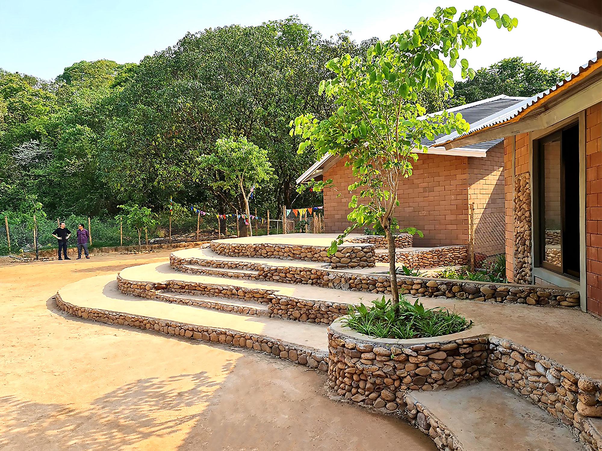 〈ナ・クオン学校（Na Khoang School）〉1 + 1＞2アーキテクツ（1+1>2 Architects）