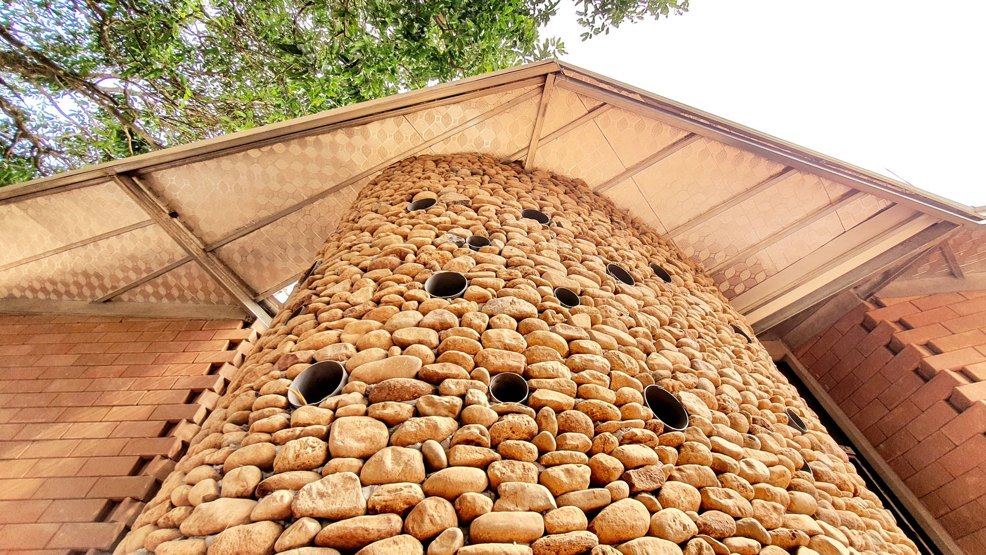 〈ナ・クオン学校（Na Khoang School）〉1 + 1＞2アーキテクツ（1+1>2 Architects）