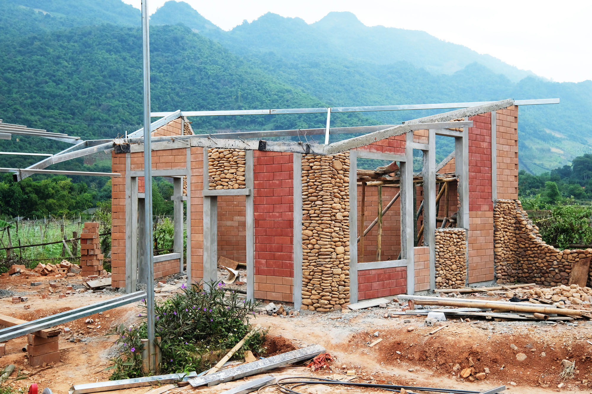 〈ナ・クオン学校（Na Khoang School）〉1 + 1＞2アーキテクツ（1+1>2 Architects）
