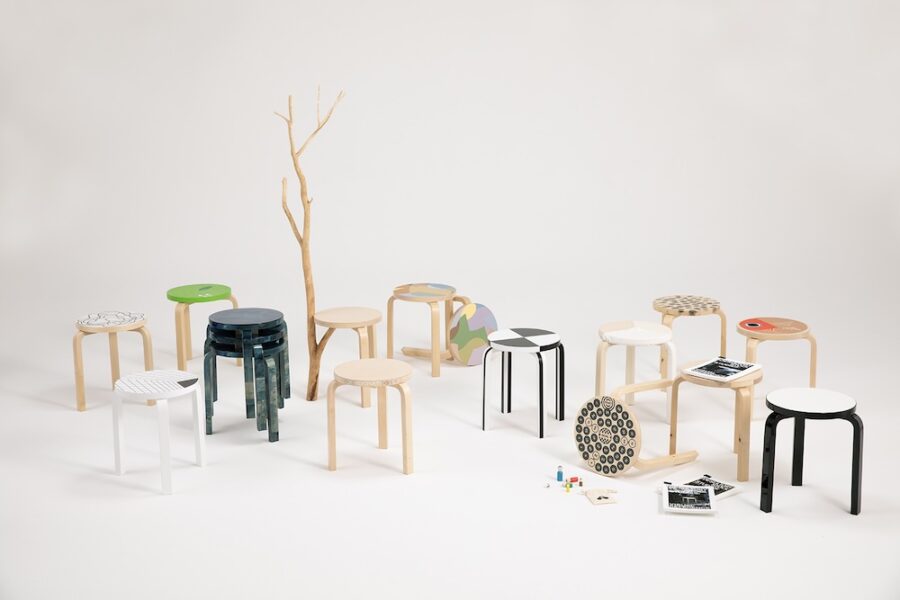 アアルトの名作椅子〈stool 60〉をキャンバスに安藤忠雄氏ら15組のクリエイターが制作した”世界に1脚だけ”の作品を展示、チャリティーオークションで販売する「One Stool, One Story Interoffice 50th Anniversary Charity Auction」（インターオフィス創業50周年イベント）