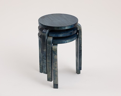 嶌原佑矢〈Stool 60 Cyanotype〉