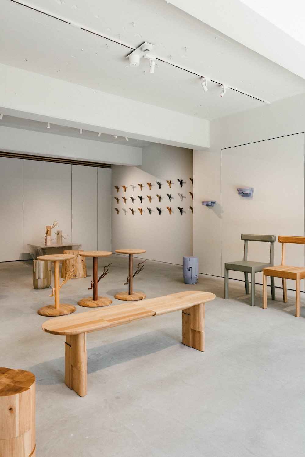 狩野佑真×太田翔×カリモク家具「TOUCH WOOD 2」会場写真