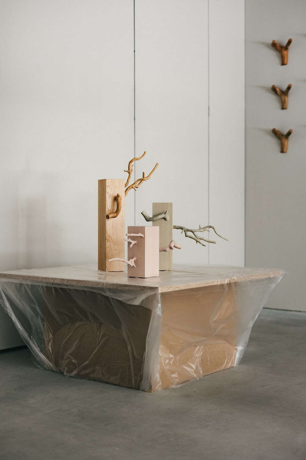 狩野佑真×太田翔×カリモク家具「TOUCH WOOD 2」会場写真