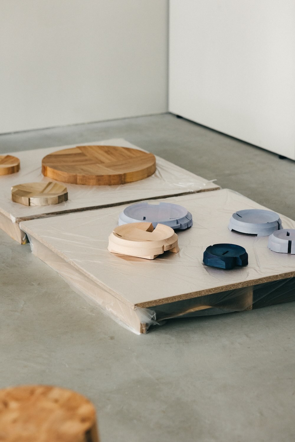 狩野佑真×太田翔×カリモク家具「TOUCH WOOD 2」会場写真