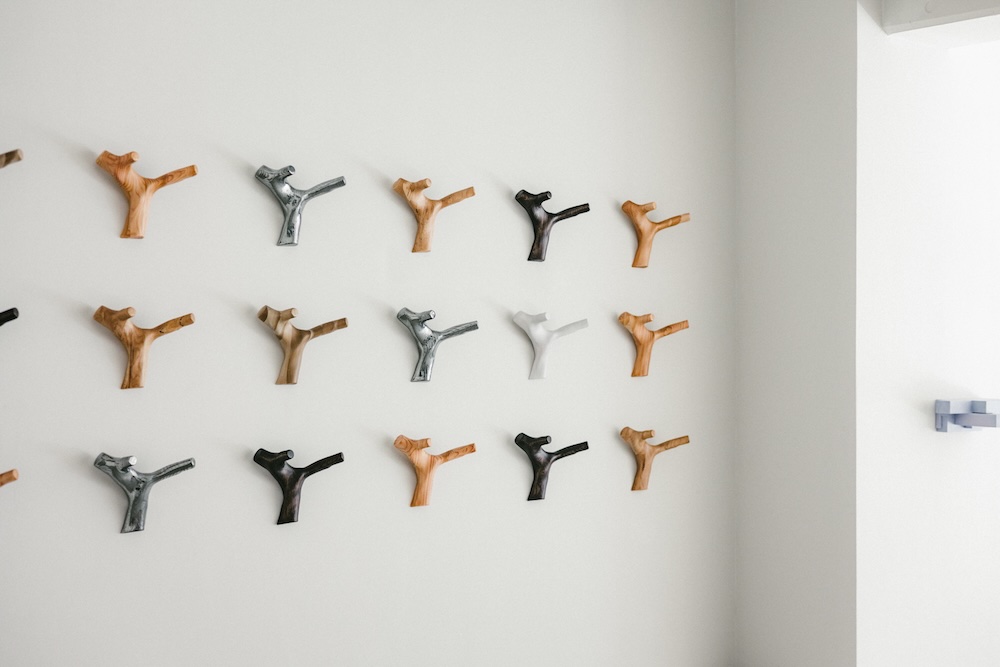 狩野佑真×太田翔×カリモク家具「TOUCH WOOD 2」会場写真