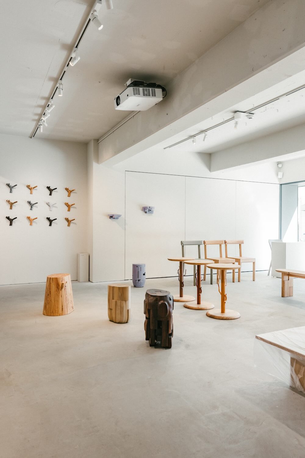 狩野佑真×太田翔×カリモク家具「TOUCH WOOD 2」会場写真