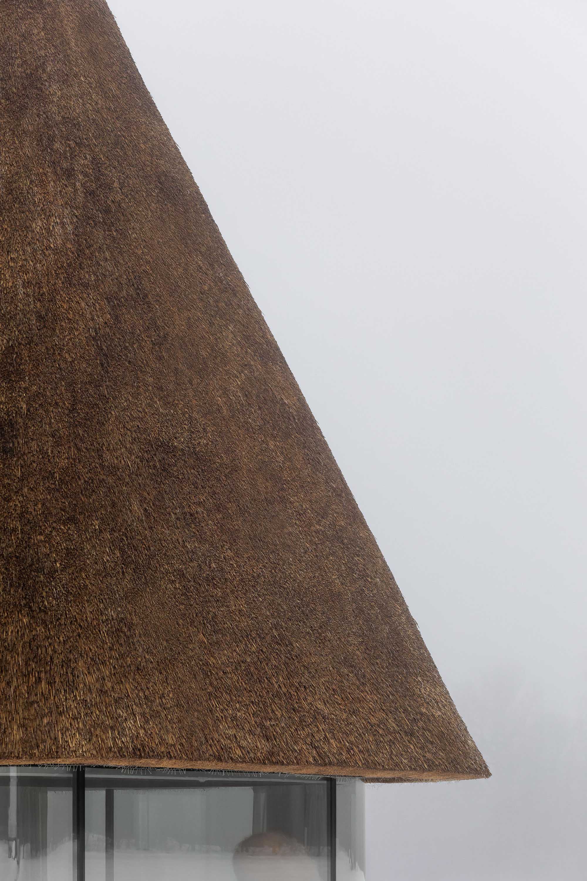 〈茅葺きの屋根の下のゲストハウス（Under the Reed Roof Guesthouses）〉YODグループ（YOD Group）