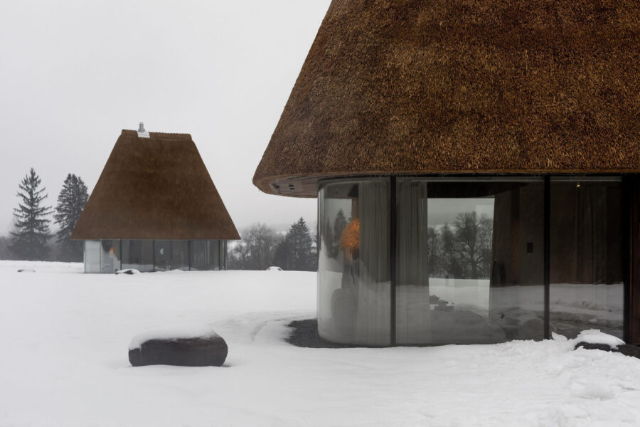 ウクライナの雪原に浮かぶ彫刻的な茅葺き屋根群〈茅葺きの屋根の下のゲストハウス〉YODグループ