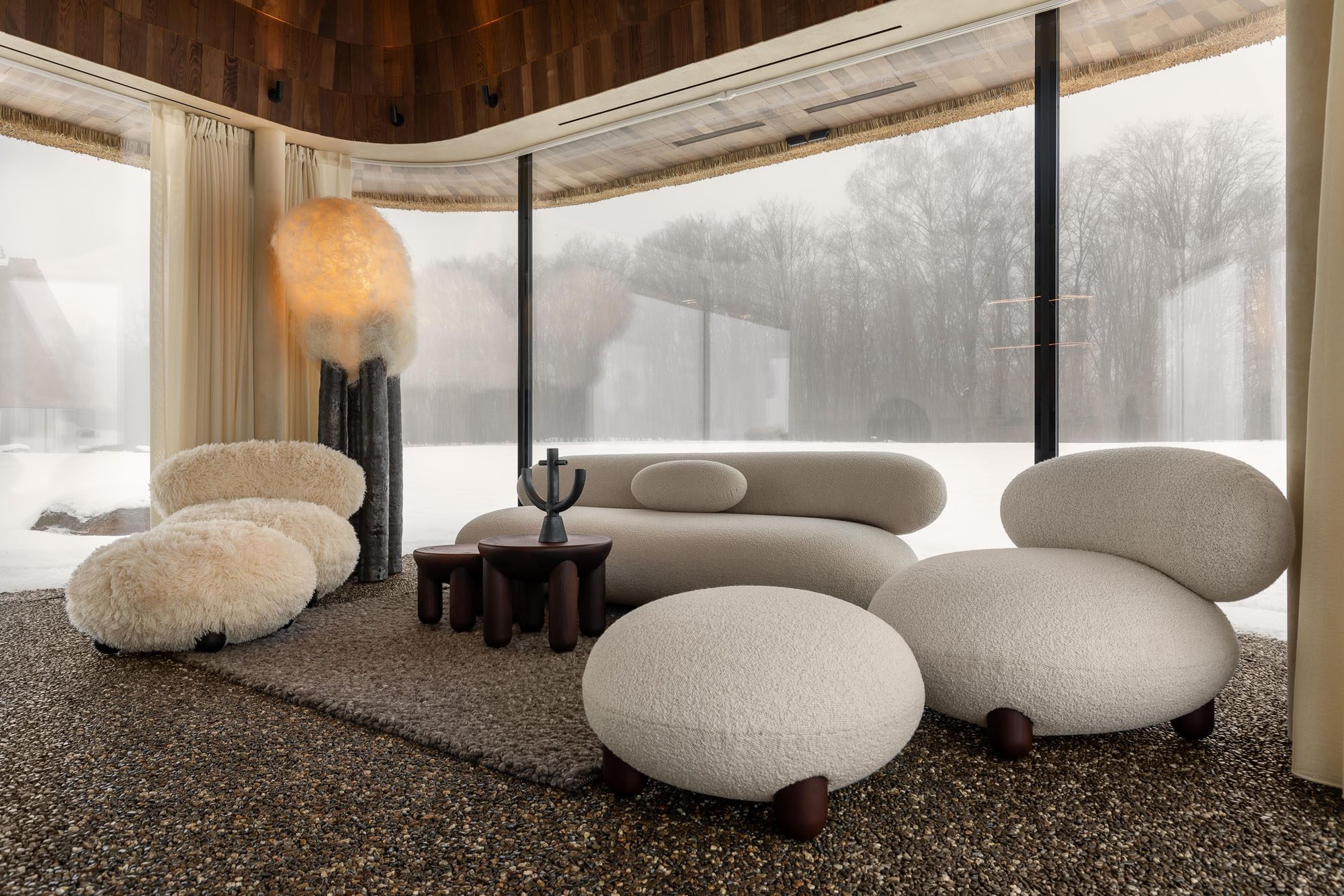 〈茅葺きの屋根の下のゲストハウス（Under the Reed Roof Guesthouses）〉YODグループ（YOD Group）