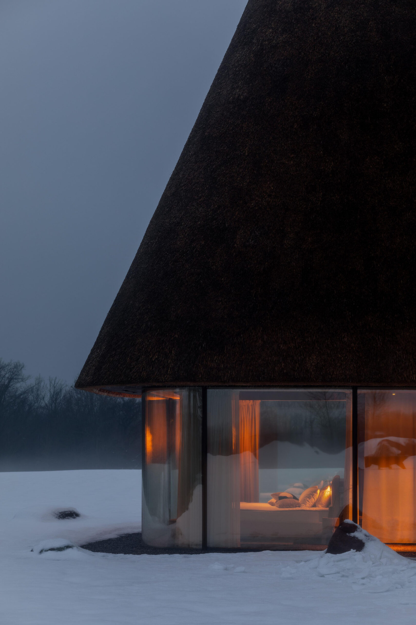 〈茅葺きの屋根の下のゲストハウス（Under the Reed Roof Guesthouses）〉YODグループ（YOD Group）