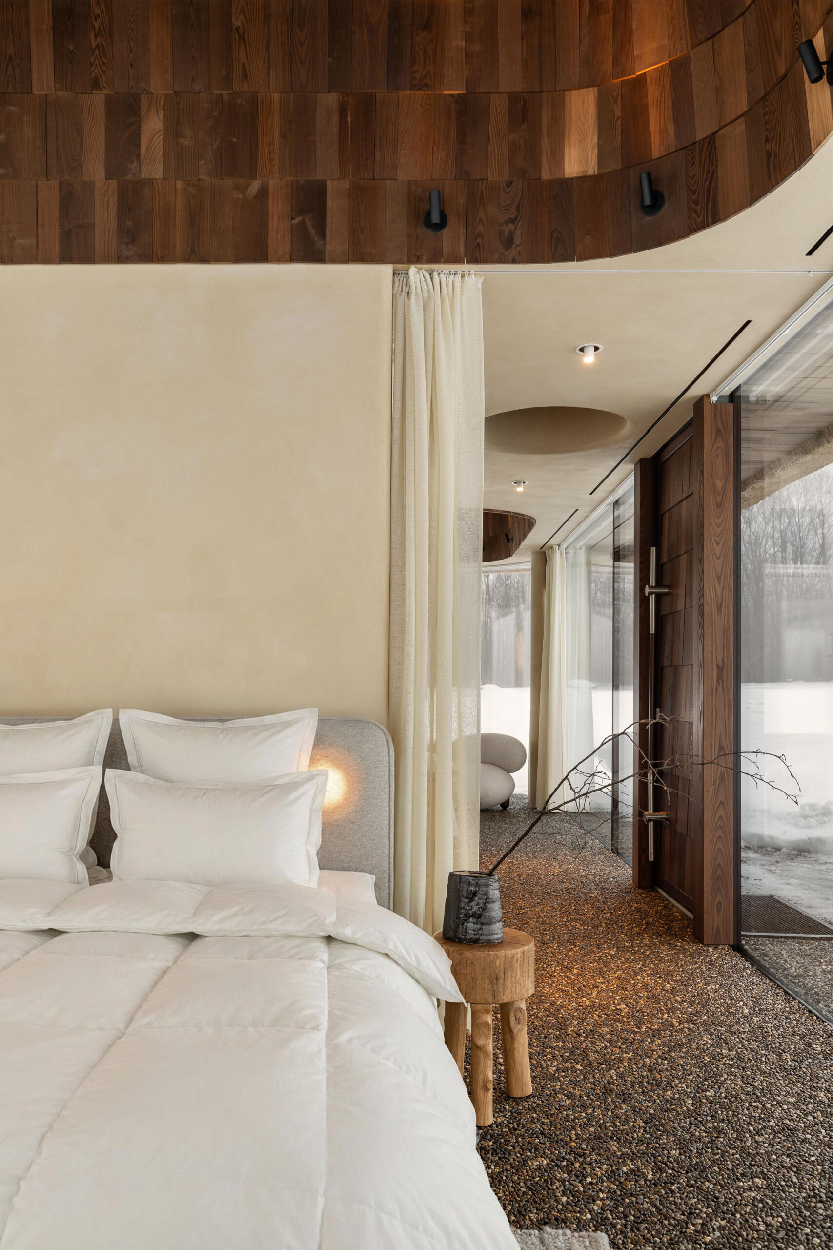 〈茅葺きの屋根の下のゲストハウス（Under the Reed Roof Guesthouses）〉YODグループ（YOD Group）