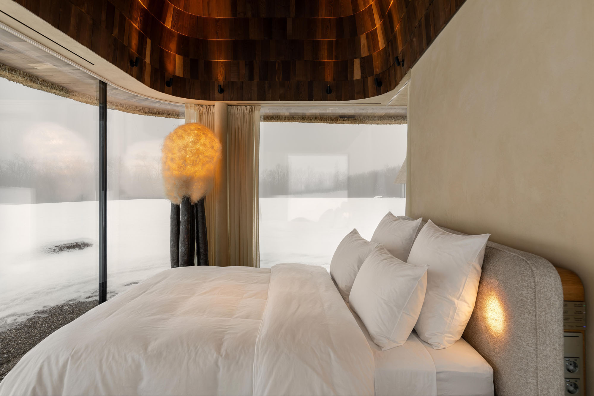 〈茅葺きの屋根の下のゲストハウス（Under the Reed Roof Guesthouses）〉YODグループ（YOD Group）