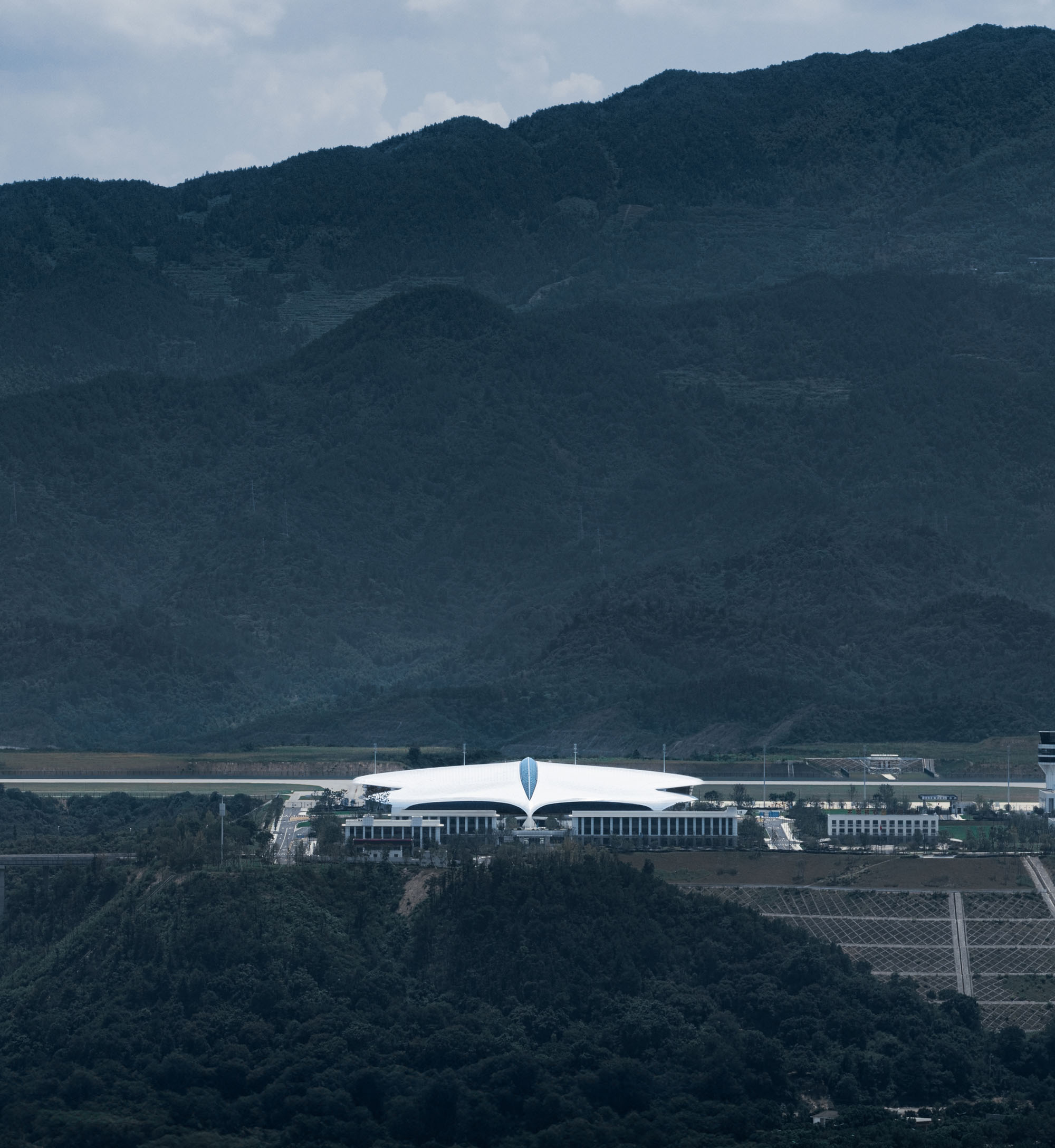 〈麗水空港（Lishui Airport）〉MADアーキテクツ（MAD Architects）