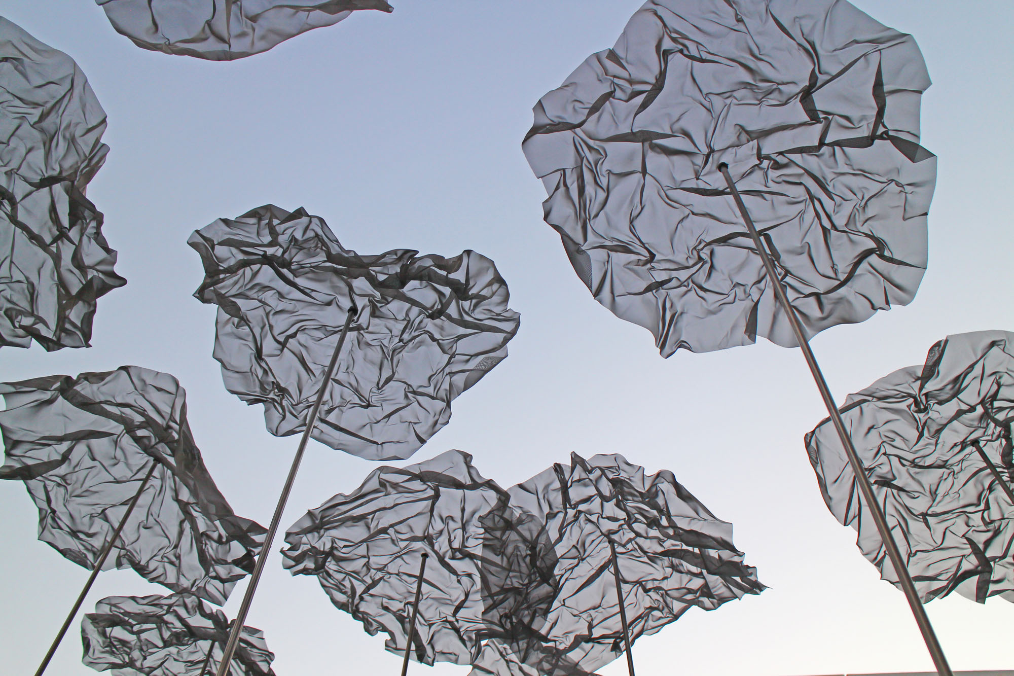 「雲の振付、踊る影」YOKOMAE et BOUAYADによるアートパビリオン「雲の振付、踊る影」