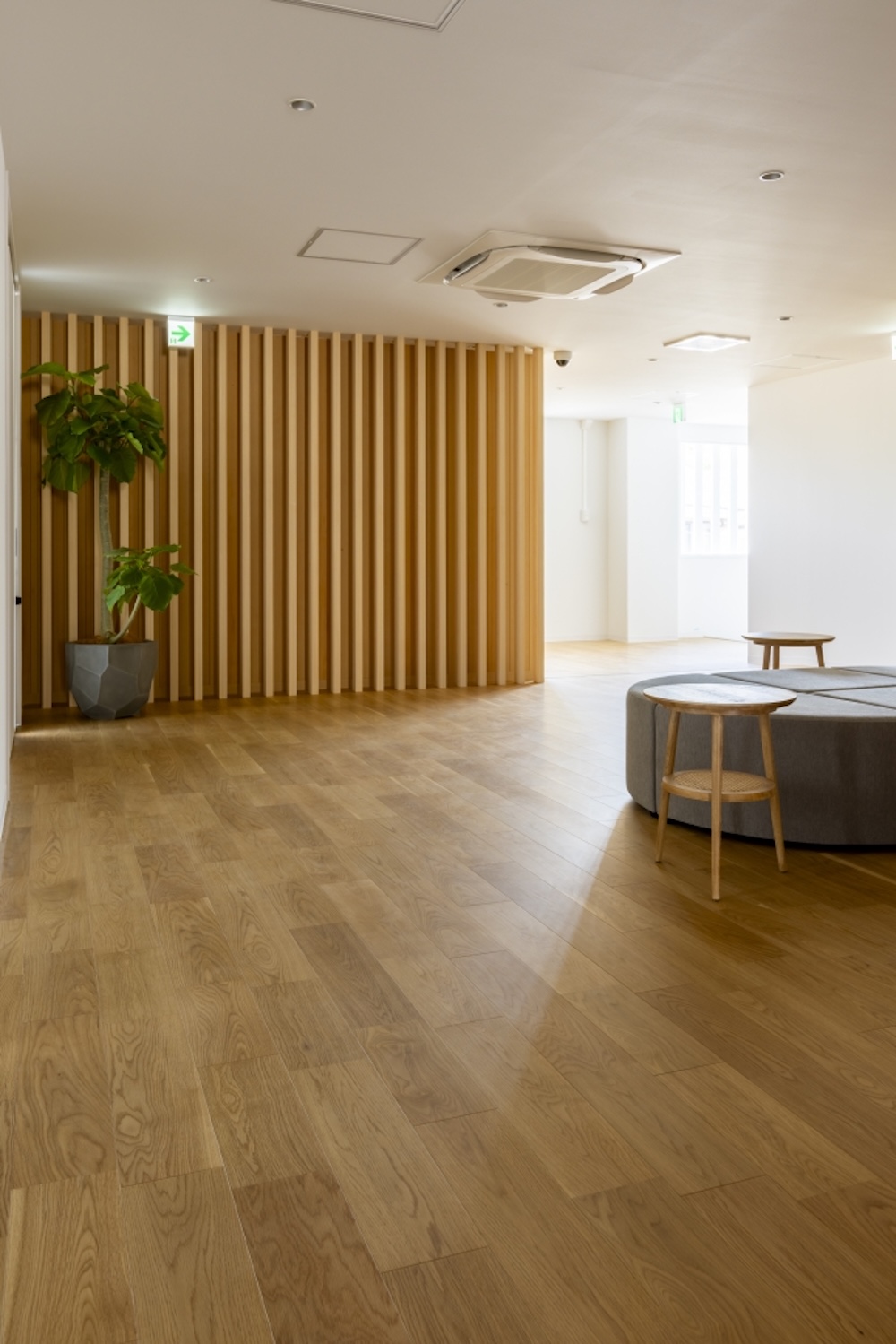 退去制約に応える、オフィス用天然木フローリングが登場　OAフロアに直接施工、原状回復にも対応する「MESSAGE オフィス」