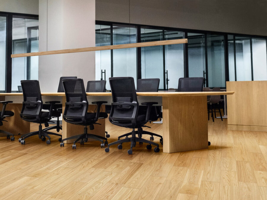 退去制約に応える、オフィス用天然木フローリングが登場　OAフロアに直接施工、原状回復にも対応する「MESSAGE オフィス」