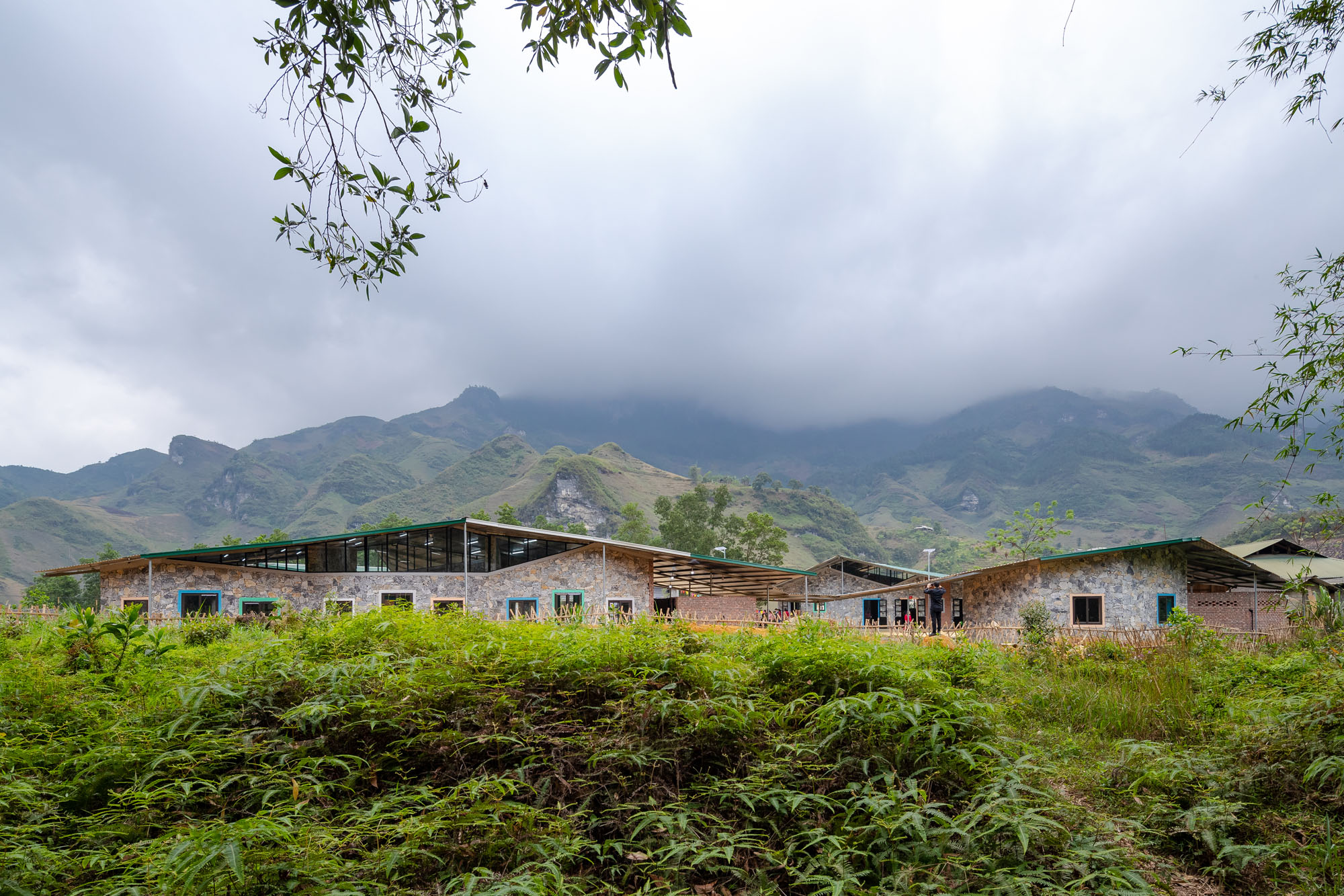 〈タム・ルオン幼稚園・小学校（Tham Luong Kindergarten & Primary School ）〉1 + 1＞2アーキテクツ（1+1>2 Architects）