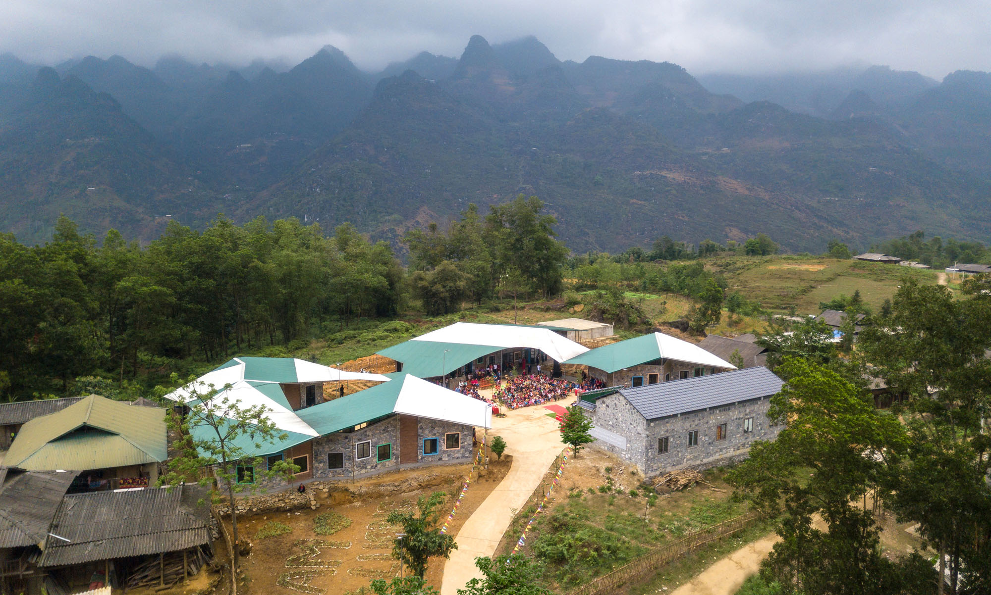 〈タム・ルオン幼稚園・小学校（Tham Luong Kindergarten & Primary School ）〉1 + 1＞2アーキテクツ（1+1>2 Architects）