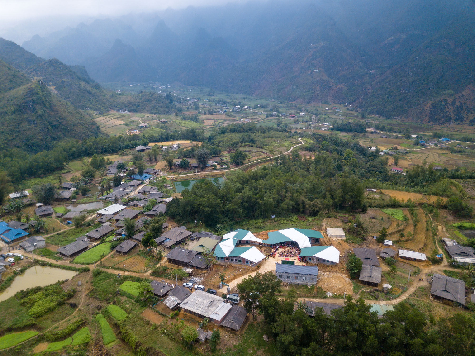 〈タム・ルオン幼稚園・小学校（Tham Luong Kindergarten & Primary School ）〉1 + 1＞2アーキテクツ（1+1>2 Architects）
