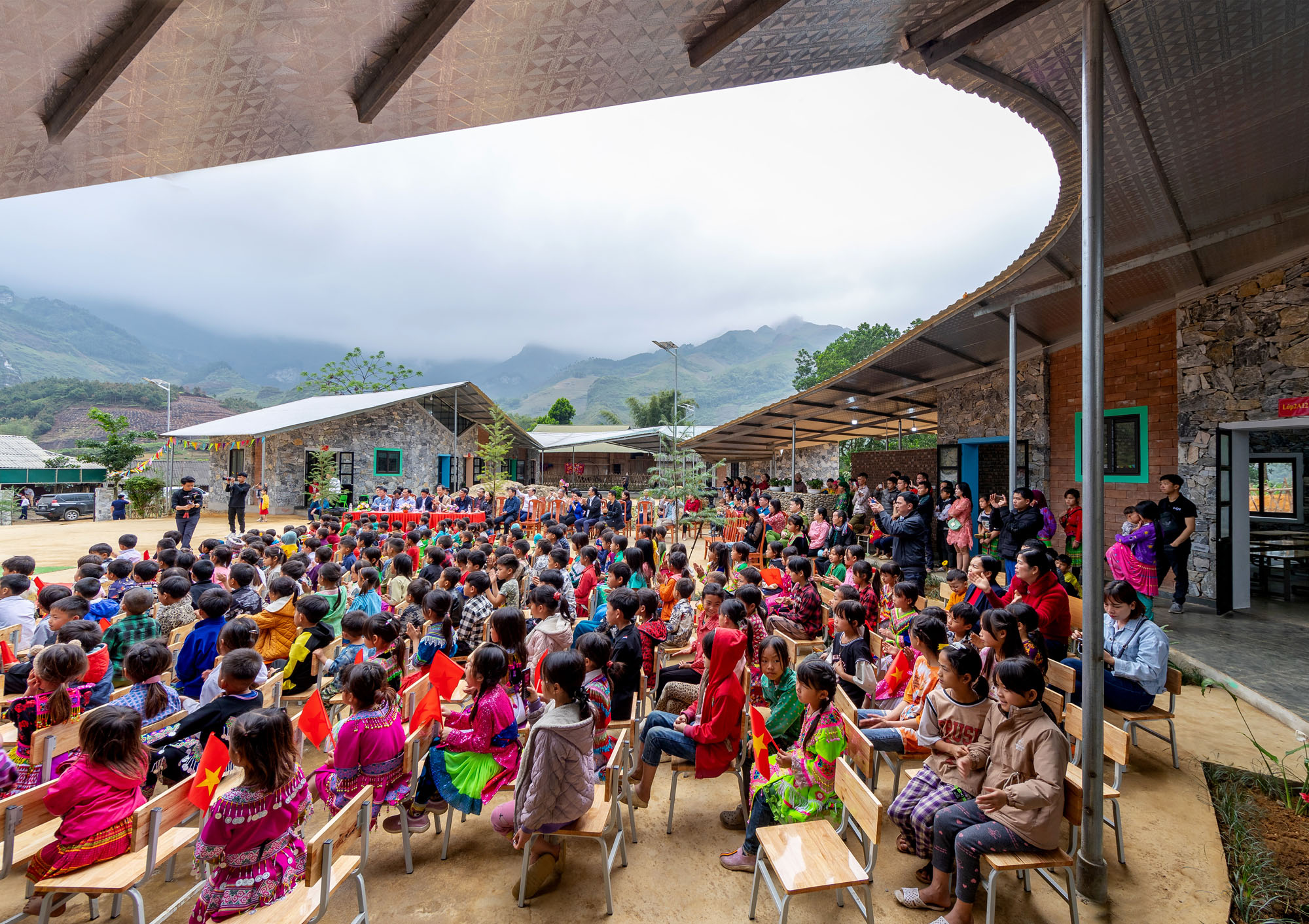 〈タム・ルオン幼稚園・小学校（Tham Luong Kindergarten & Primary School ）〉1 + 1＞2アーキテクツ（1+1>2 Architects）