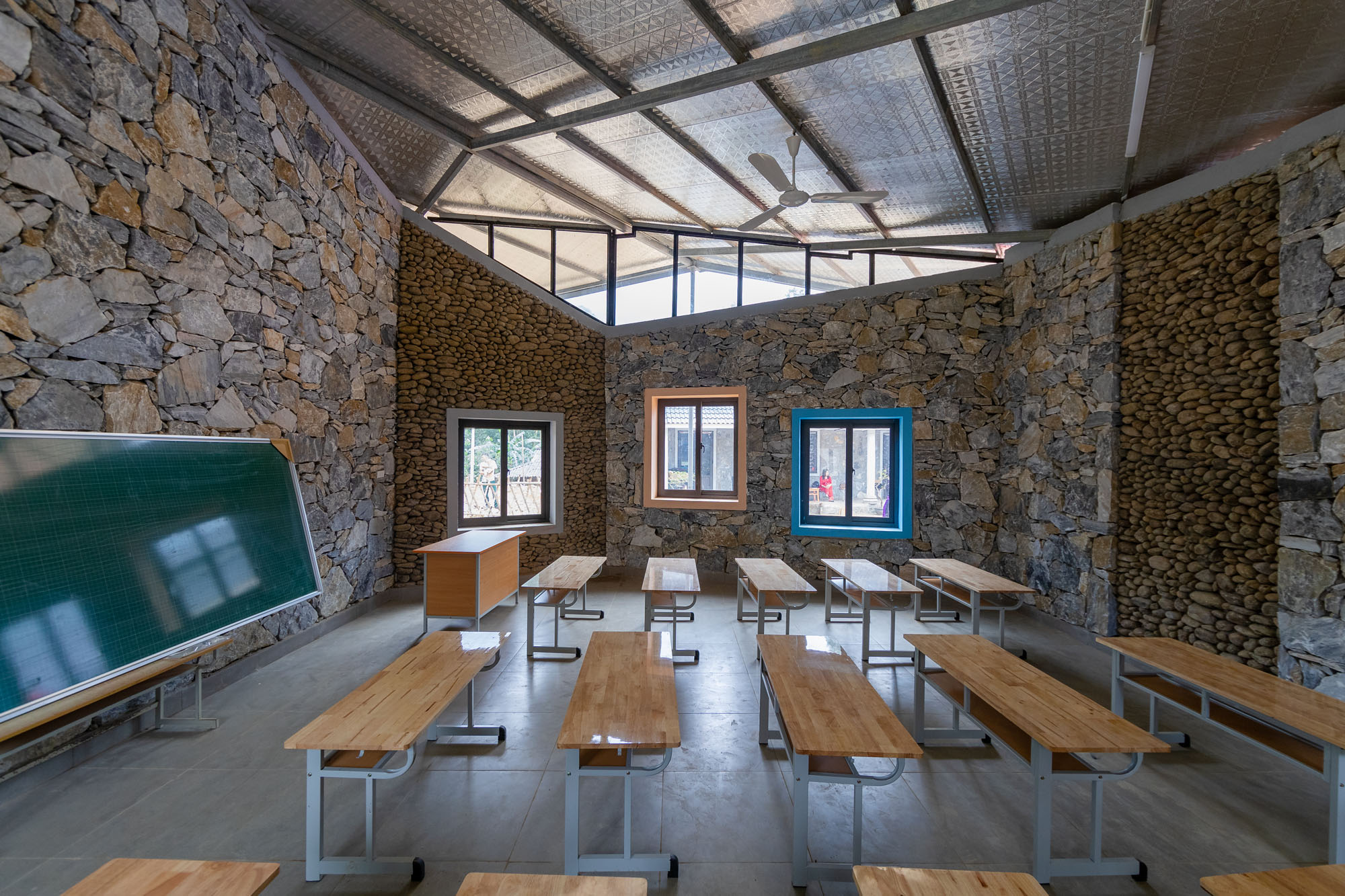 〈タム・ルオン幼稚園・小学校（Tham Luong Kindergarten & Primary School ）〉1 + 1＞2アーキテクツ（1+1>2 Architects）