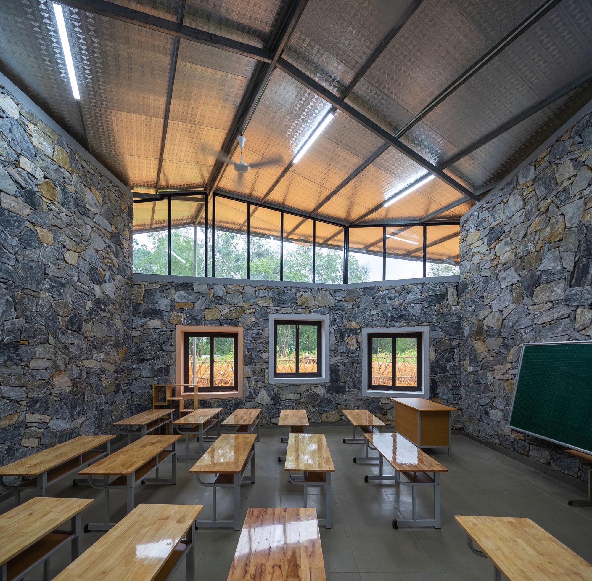 〈タム・ルオン幼稚園・小学校（Tham Luong Kindergarten & Primary School ）〉1 + 1＞2アーキテクツ（1+1>2 Architects）