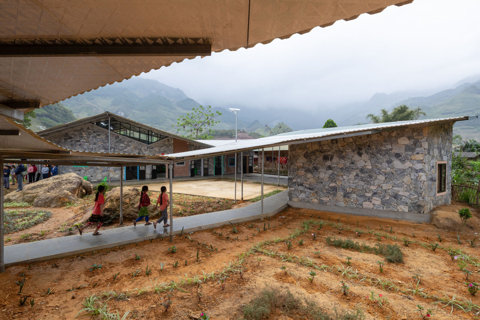 伝統技法と地産地消の建材で実現するパッシブな教育施設〈タム・ルオン幼稚園・小学校〉1 + 1＞2アーキテクツ, ベトナム