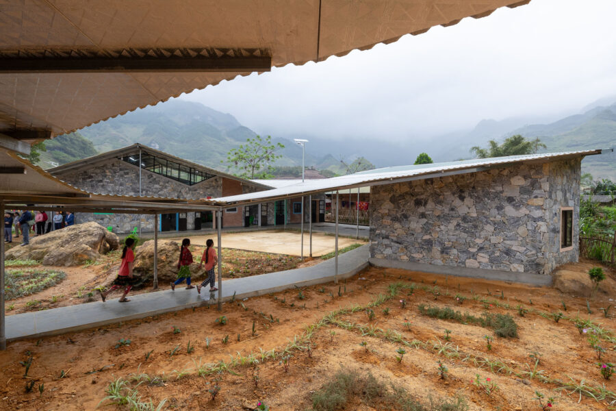 伝統技法と地産地消の建材で実現するパッシブな教育施設〈タム・ルオン幼稚園・小学校〉1 + 1＞2アーキテクツ, ベトナム