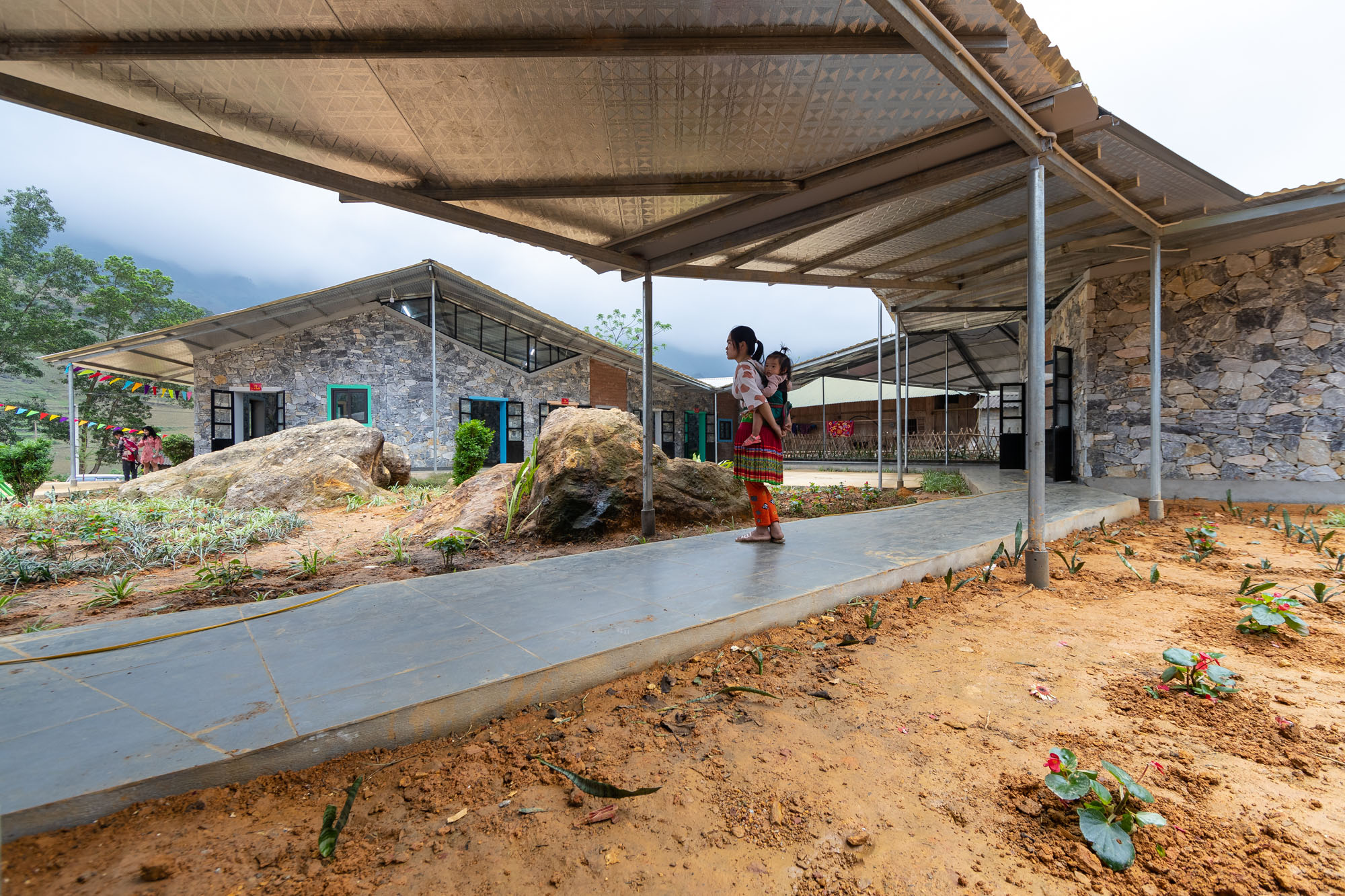 〈タム・ルオン幼稚園・小学校（Tham Luong Kindergarten & Primary School ）〉1 + 1＞2アーキテクツ（1+1>2 Architects）