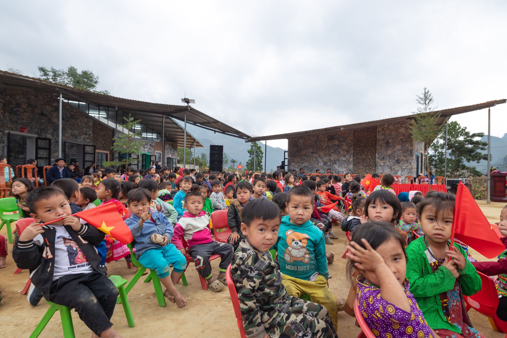 〈タム・ルオン幼稚園・小学校（Tham Luong Kindergarten & Primary School ）〉1 + 1＞2アーキテクツ（1+1>2 Architects）