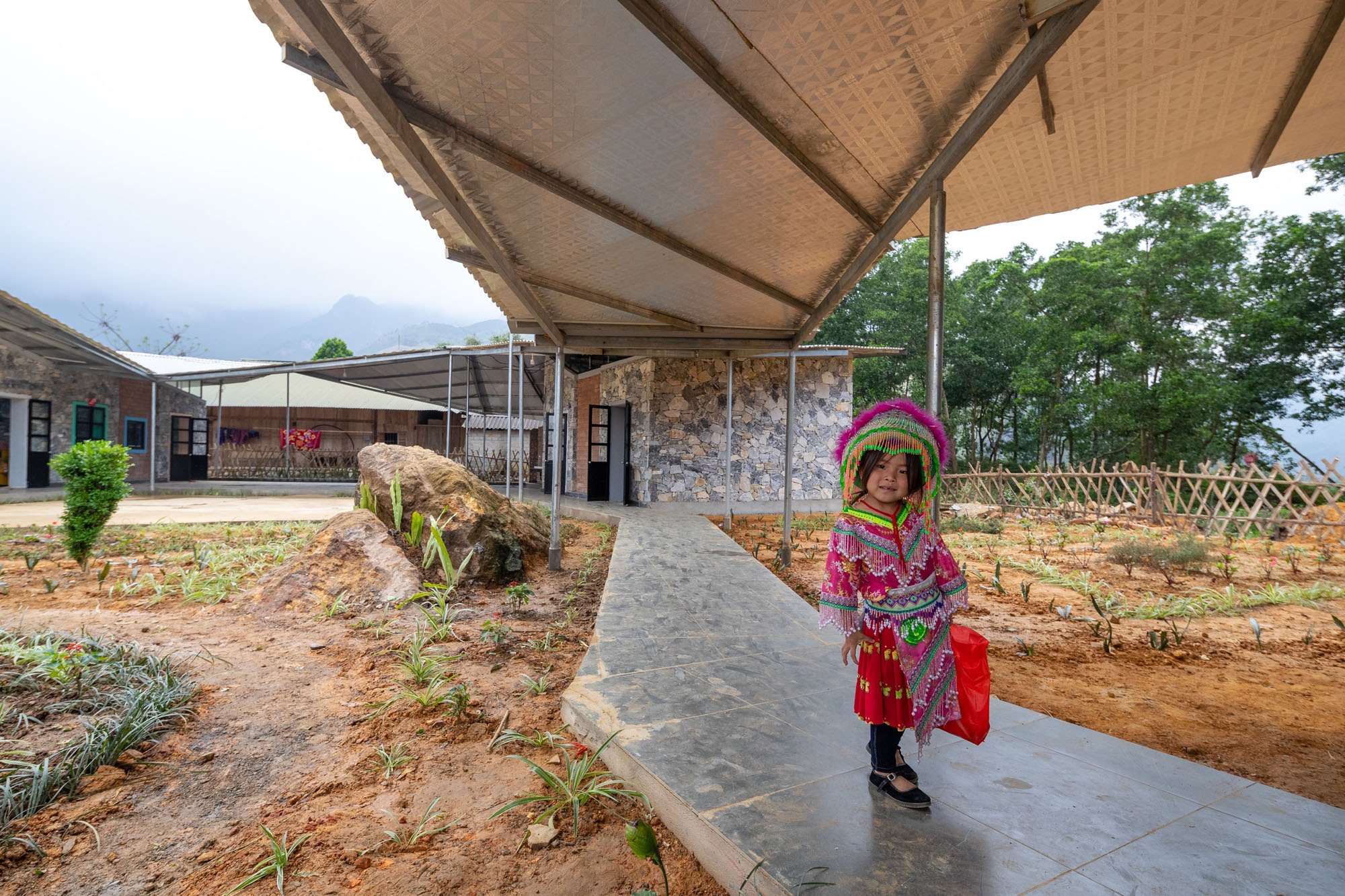 〈タム・ルオン幼稚園・小学校（Tham Luong Kindergarten & Primary School ）〉1 + 1＞2アーキテクツ（1+1>2 Architects）