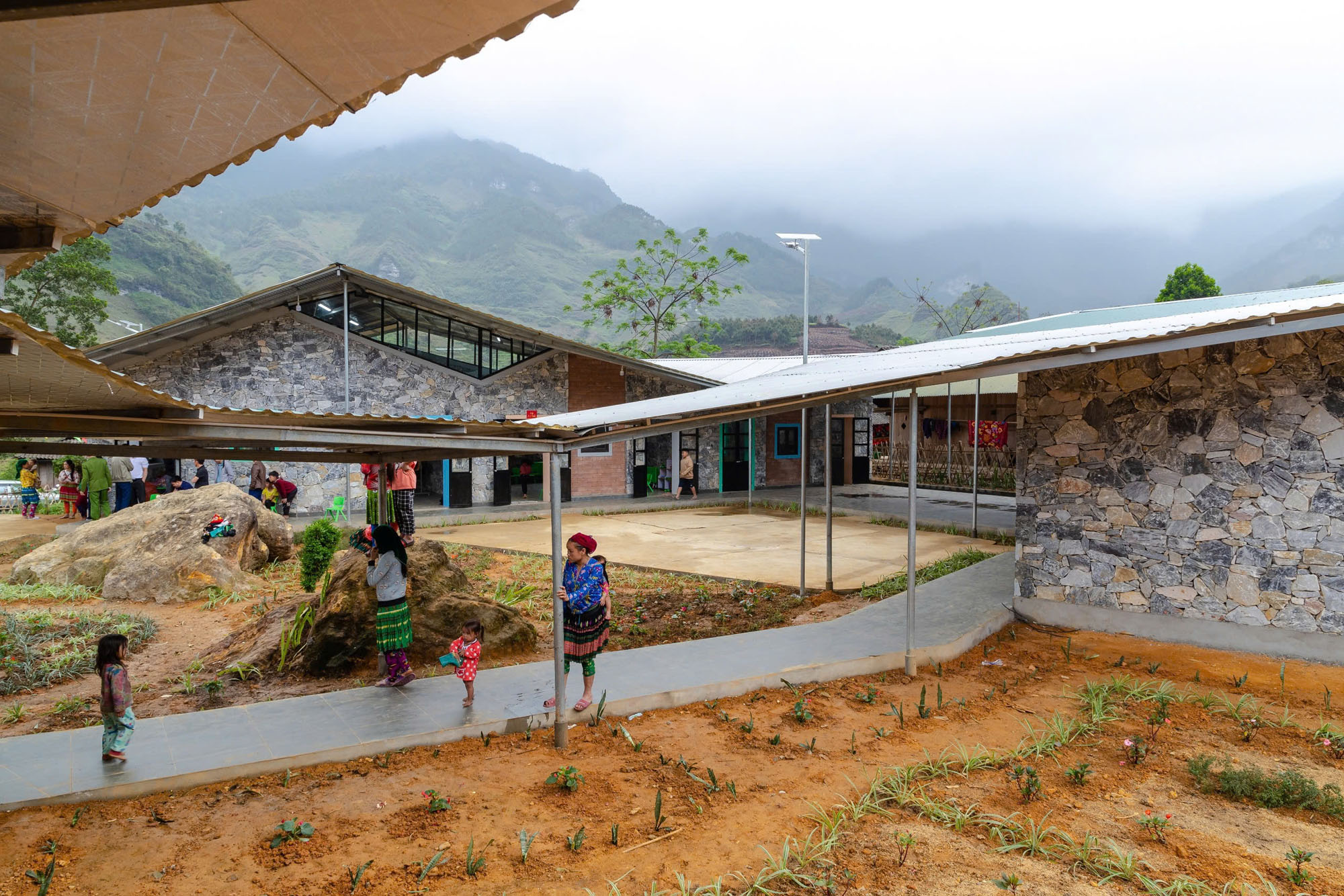 〈タム・ルオン幼稚園・小学校（Tham Luong Kindergarten & Primary School ）〉1 + 1＞2アーキテクツ（1+1>2 Architects）