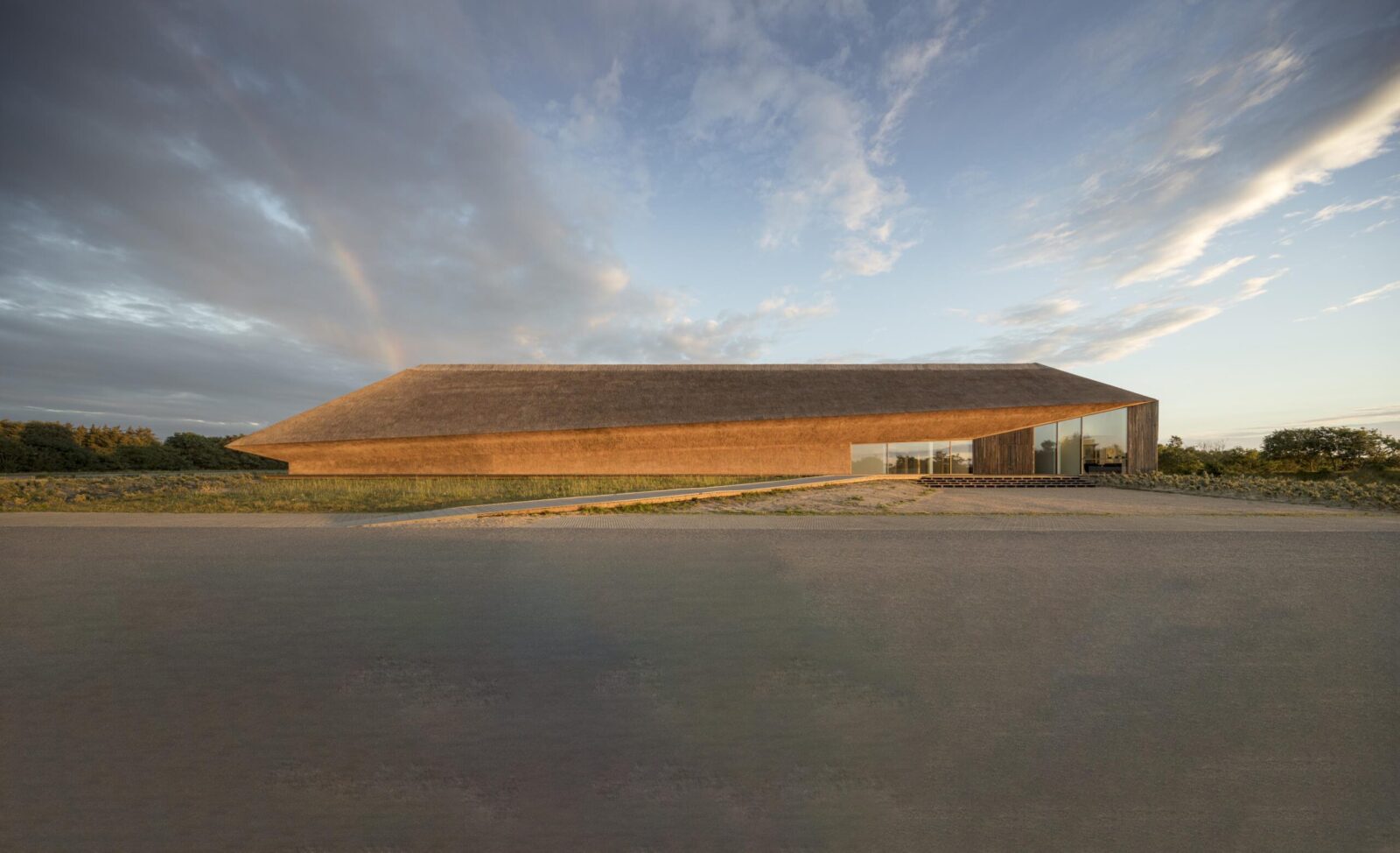 デンマークの湿地帯に溶け込む茅葺き屋根のビジターセンター〈ワッデン・シー・センター〉ドルテ・マンドラップ