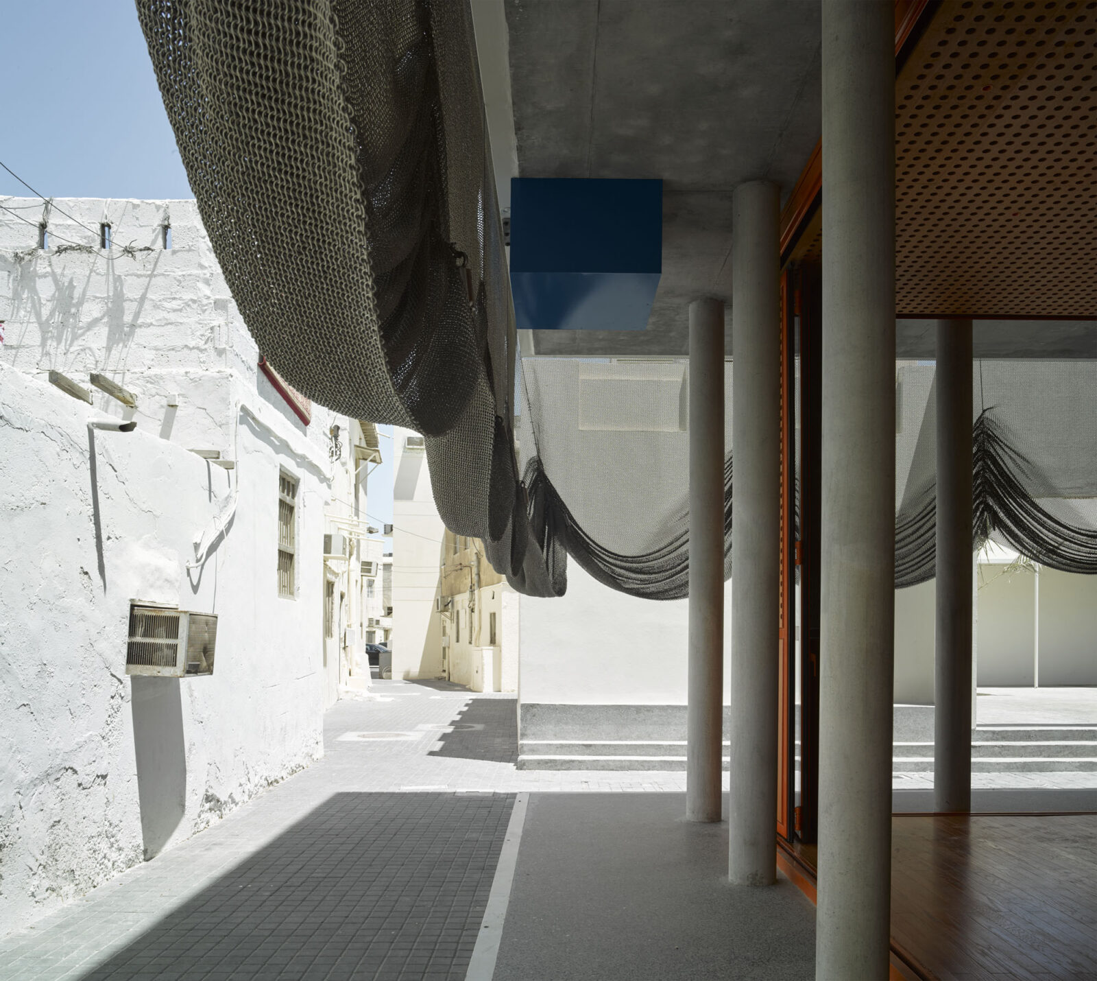 バーレーンの路地に現れる、ベールに包まれた伝統音楽演奏の場〈トラディショナル・ミュージック・センター〉OFFICE Kersten Geers David Van Severen