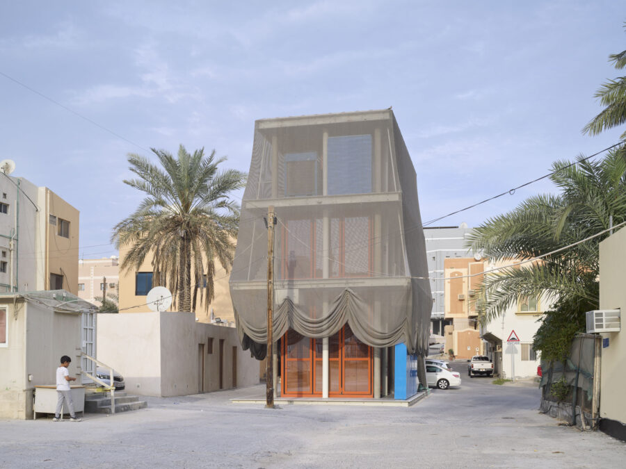 バーレーンの路地に現れる、ベールに包まれた伝統音楽演奏の場〈トラディショナル・ミュージック・センター〉OFFICE Kersten Geers David Van Severen