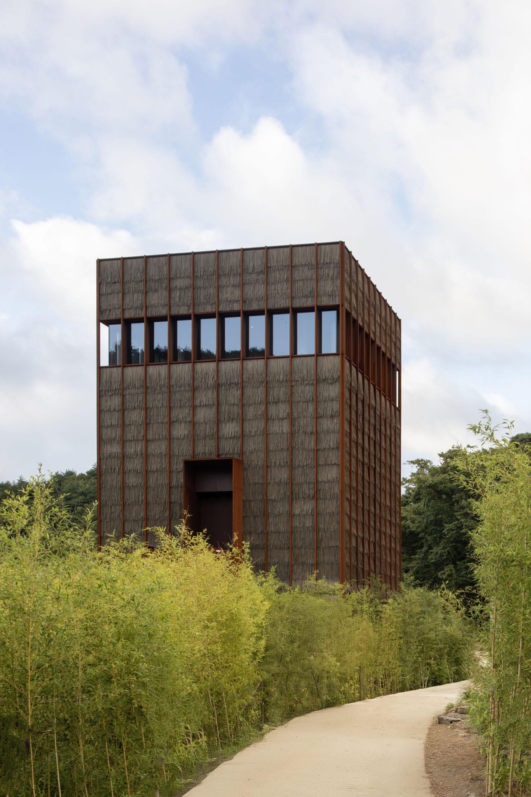 〈Mugok〉100A associates