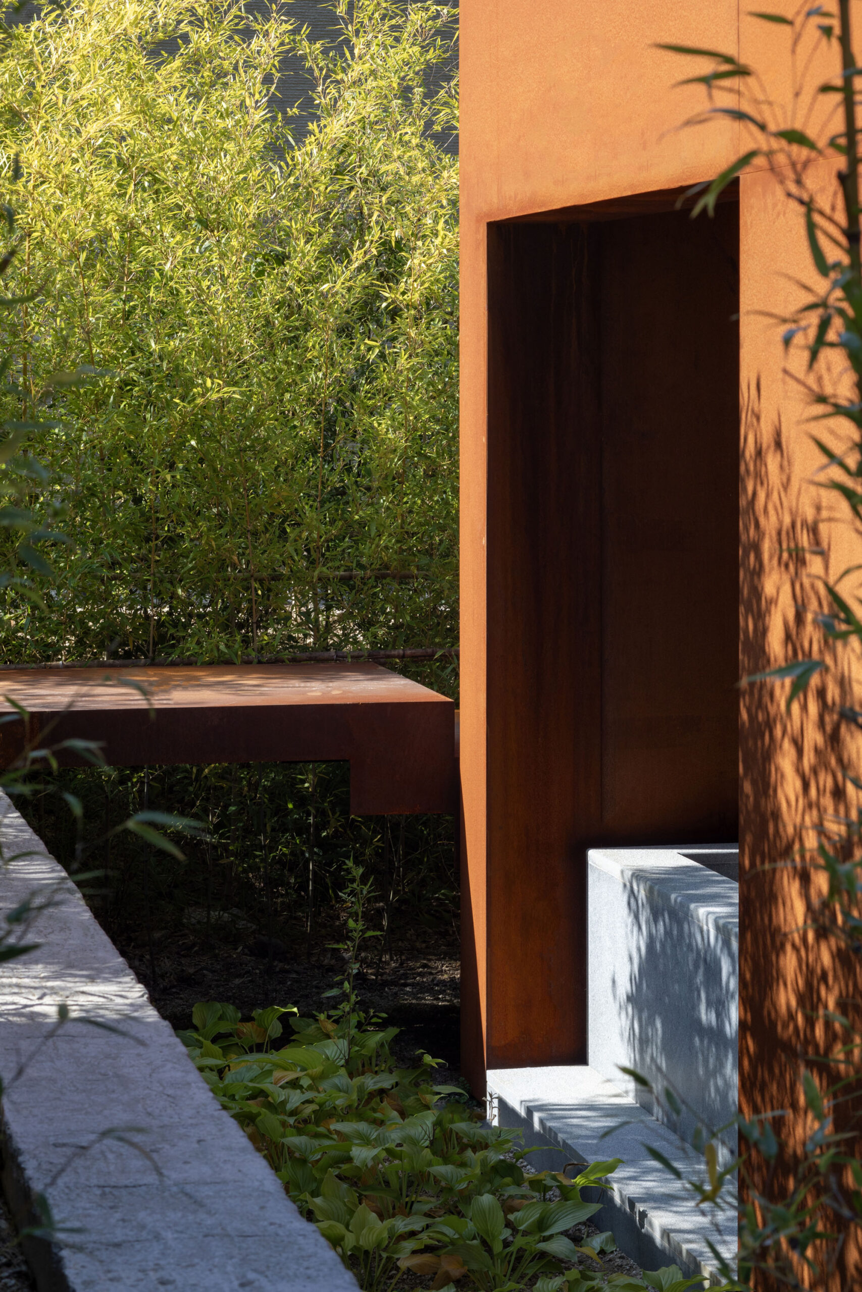 〈Mugok〉100A associates