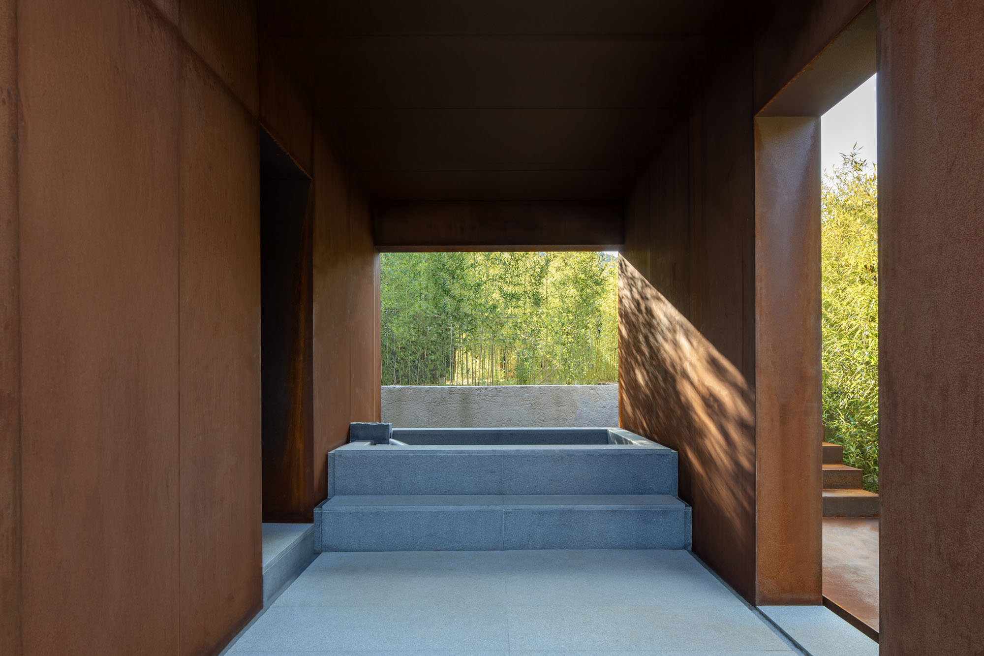 〈Mugok〉100A associates