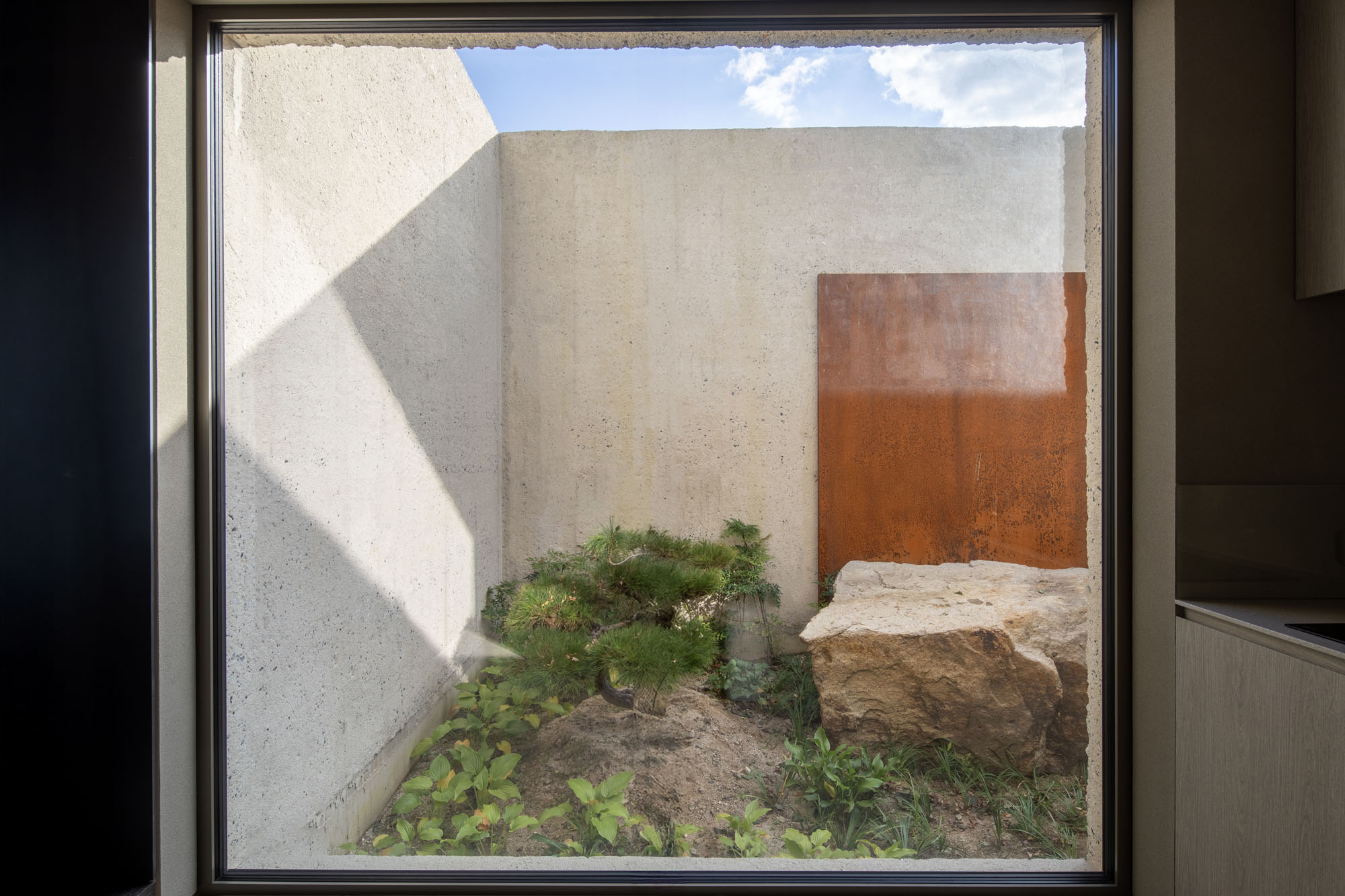 〈Mugok〉100A associates