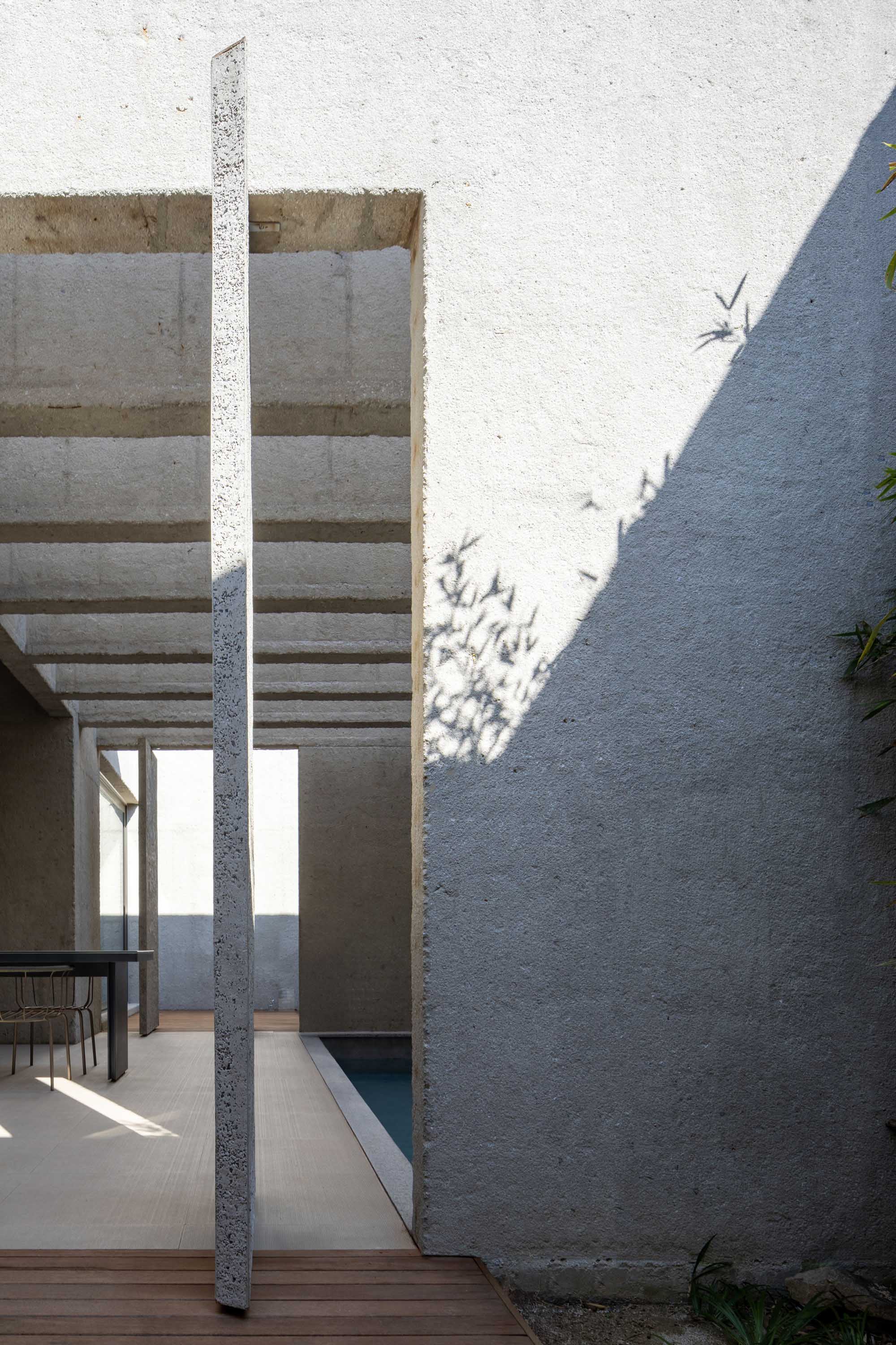 〈Mugok〉100A associates