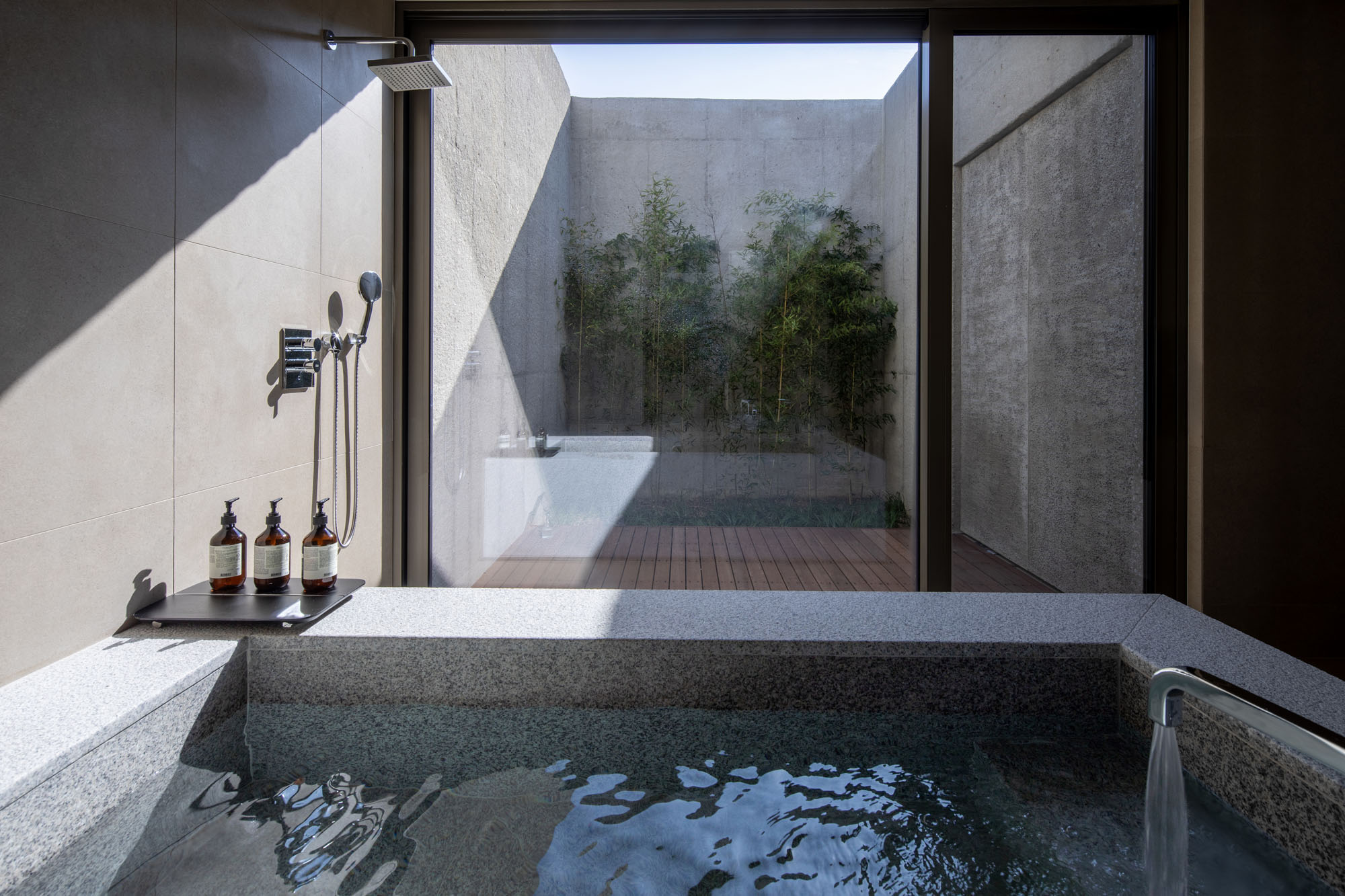 〈Mugok〉100A associates