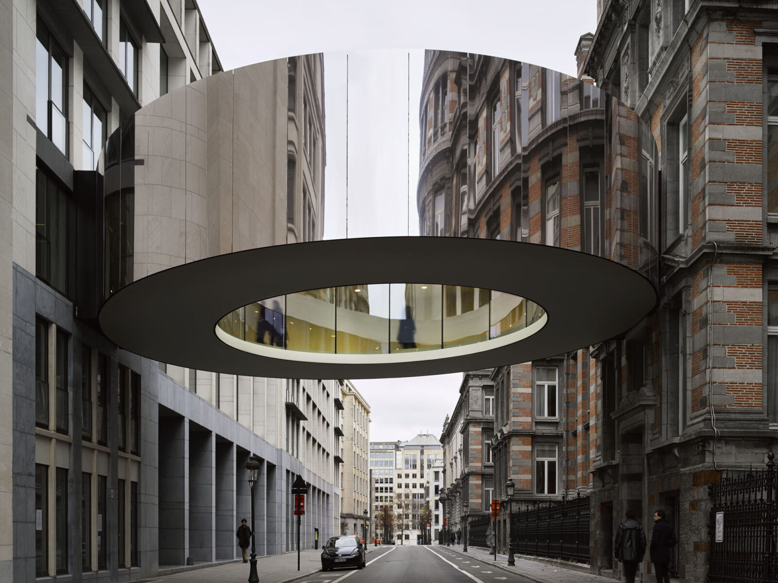 ベルギー議会の2棟をつなぐ、鏡面の円形歩道橋〈Tondo〉OFFICE Kersten Geers David Van Severen