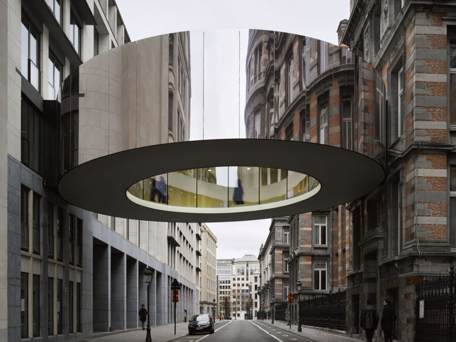 ベルギー議会の2棟をつなぐ、鏡面の円形歩道橋〈Tondo〉OFFICE Kersten Geers David Van Severen
