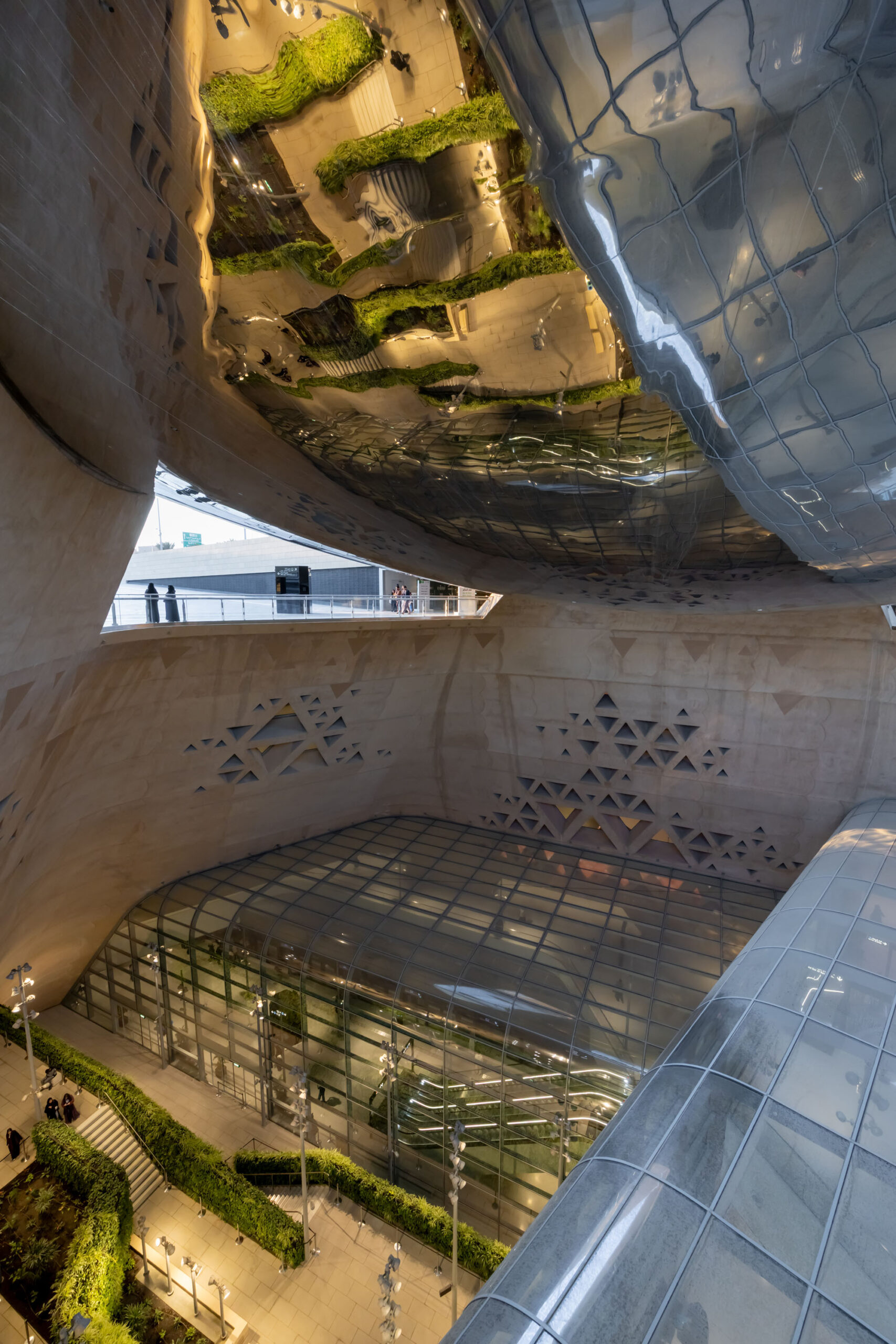 〈カスル・アル・ホクム地下鉄駅（Qasr AlHokm Metro Station）〉スノヘッタ（Snøhetta）