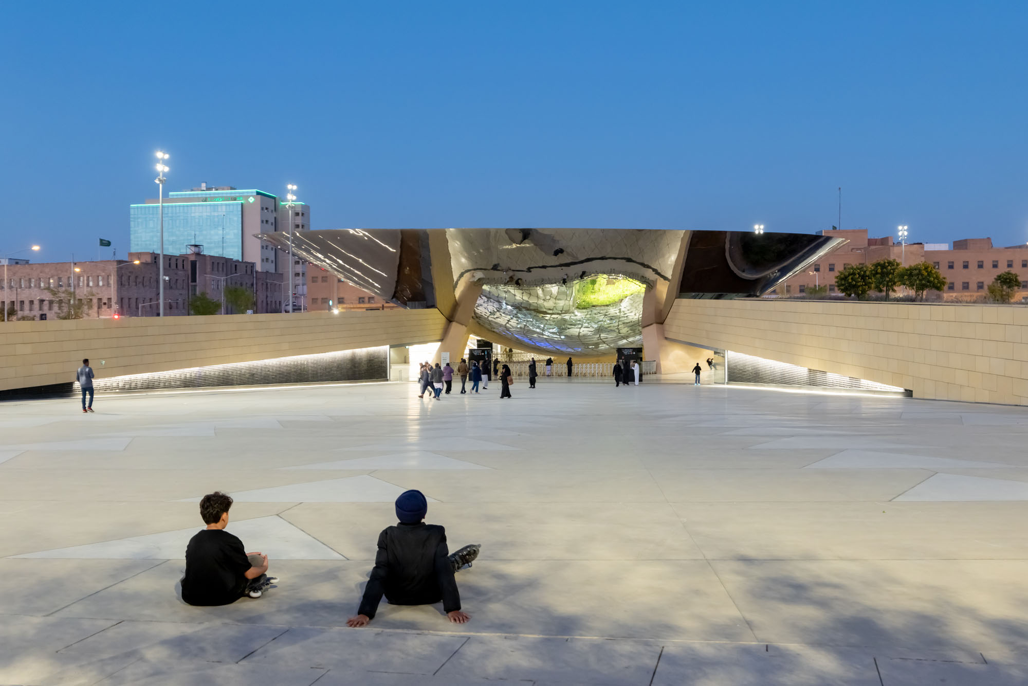 〈カスル・アル・ホクム地下鉄駅（Qasr AlHokm Metro Station）〉スノヘッタ（Snøhetta）