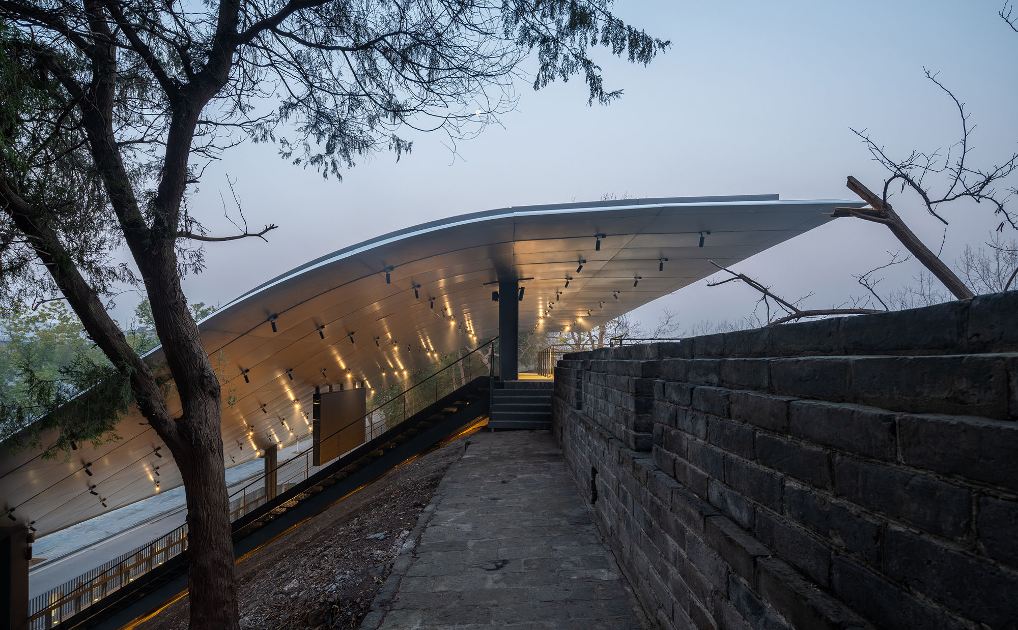 〈荊州市城壁遺跡展示館（Jingzhou City Wall Archaeological Site Exhibition Pavilion）〉Qing Studio