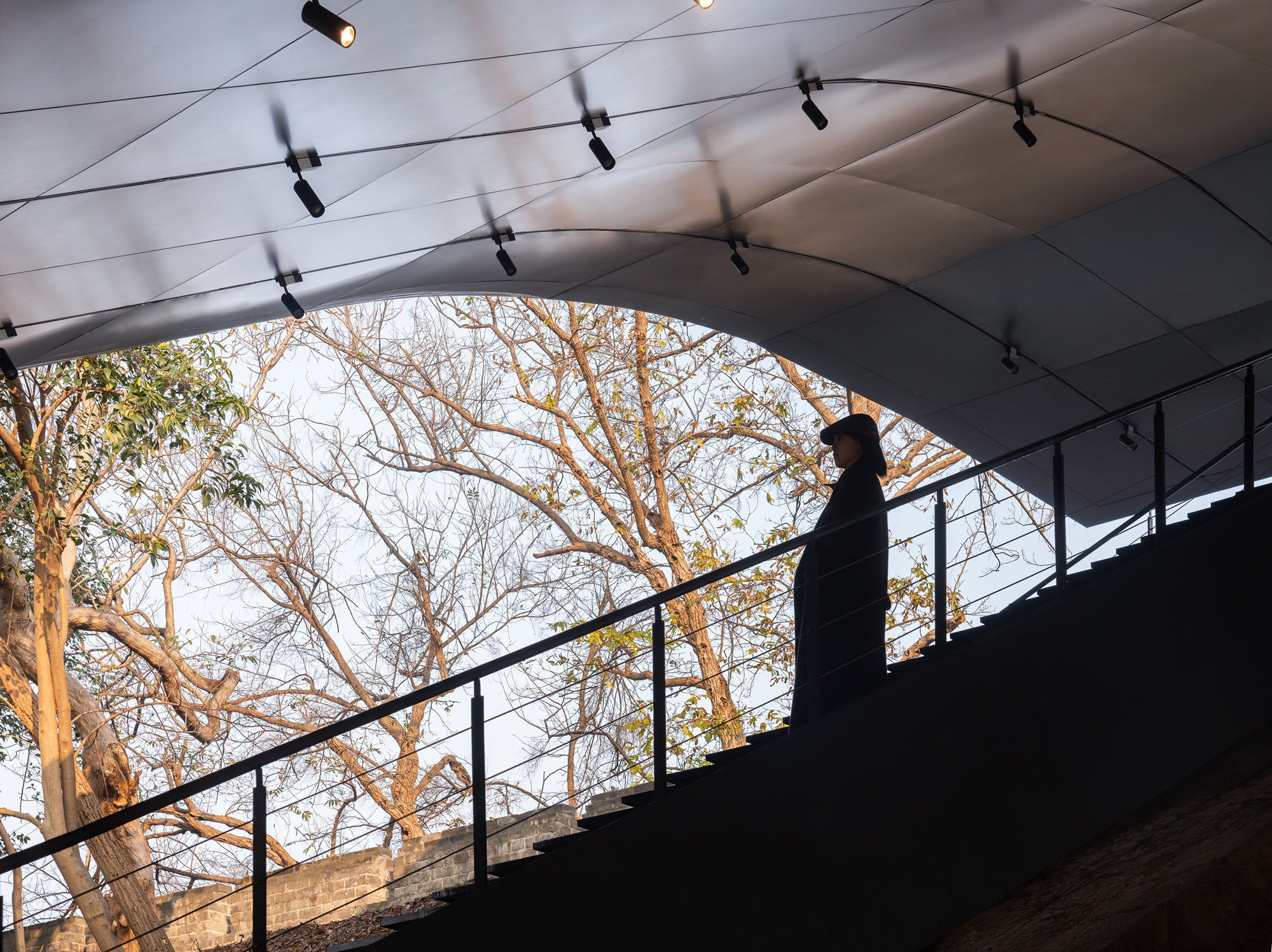 〈荊州市城壁遺跡展示館（Jingzhou City Wall Archaeological Site Exhibition Pavilion）〉Qing Studio