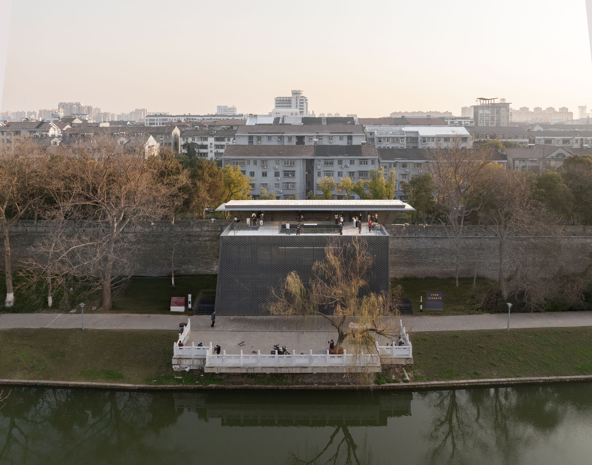 〈荊州市城壁遺跡展示館（Jingzhou City Wall Archaeological Site Exhibition Pavilion）〉Qing Studio